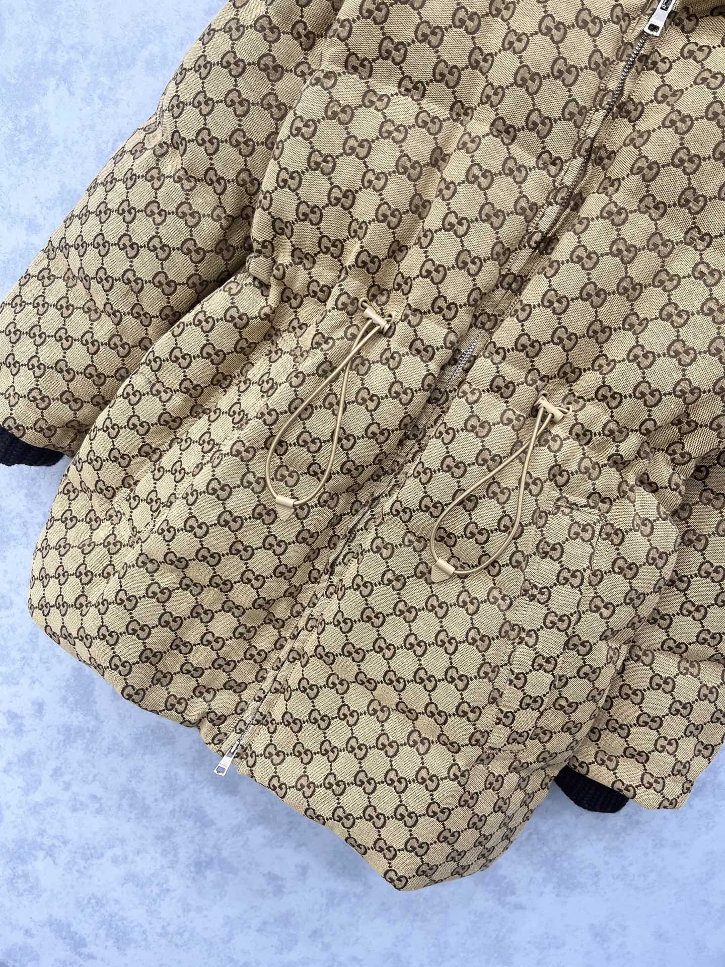 🛒𝐍𝐄𝐖 · 𝟐𝟎𝟐5/爆款现货【原版订制】Gucc*｜25秋冬新品收腰翻领针织拼接羽绒服外套GG提花面