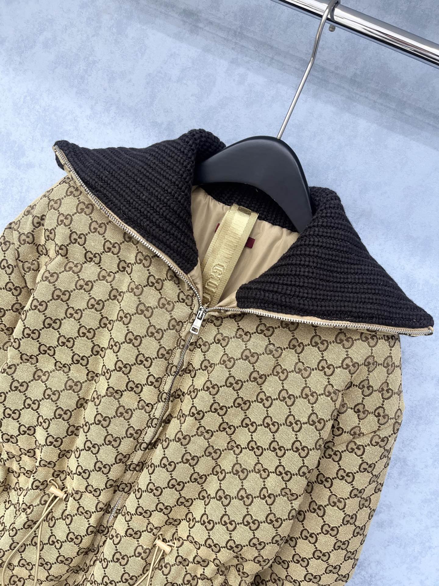 🛒𝐍𝐄𝐖 · 𝟐𝟎𝟐5/爆款现货【原版订制】Gucc*｜25秋冬新品收腰翻领针织拼接羽绒服外套GG提花面