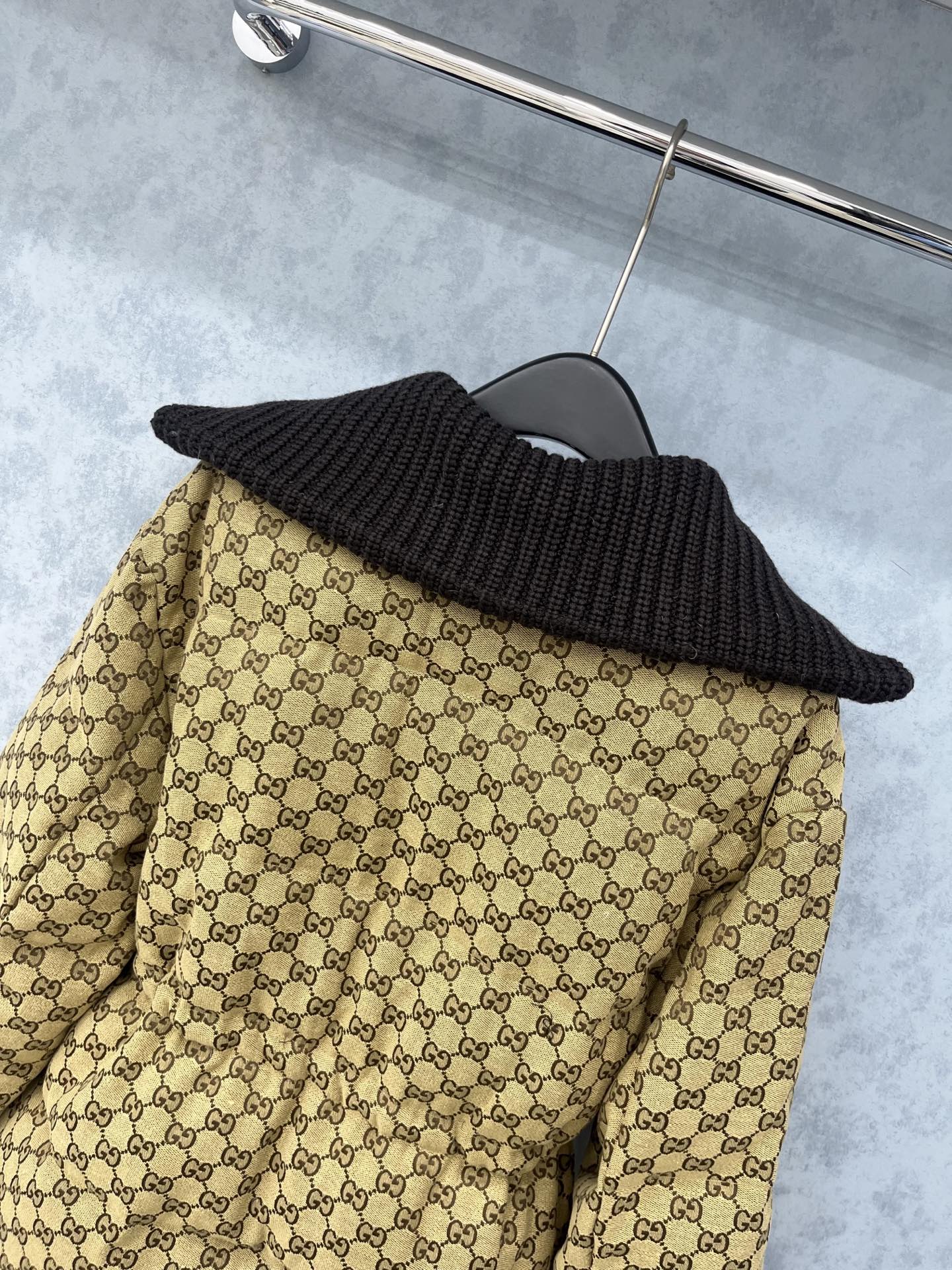 🛒𝐍𝐄𝐖 · 𝟐𝟎𝟐5/爆款现货【原版订制】Gucc*｜25秋冬新品收腰翻领针织拼接羽绒服外套GG提花面