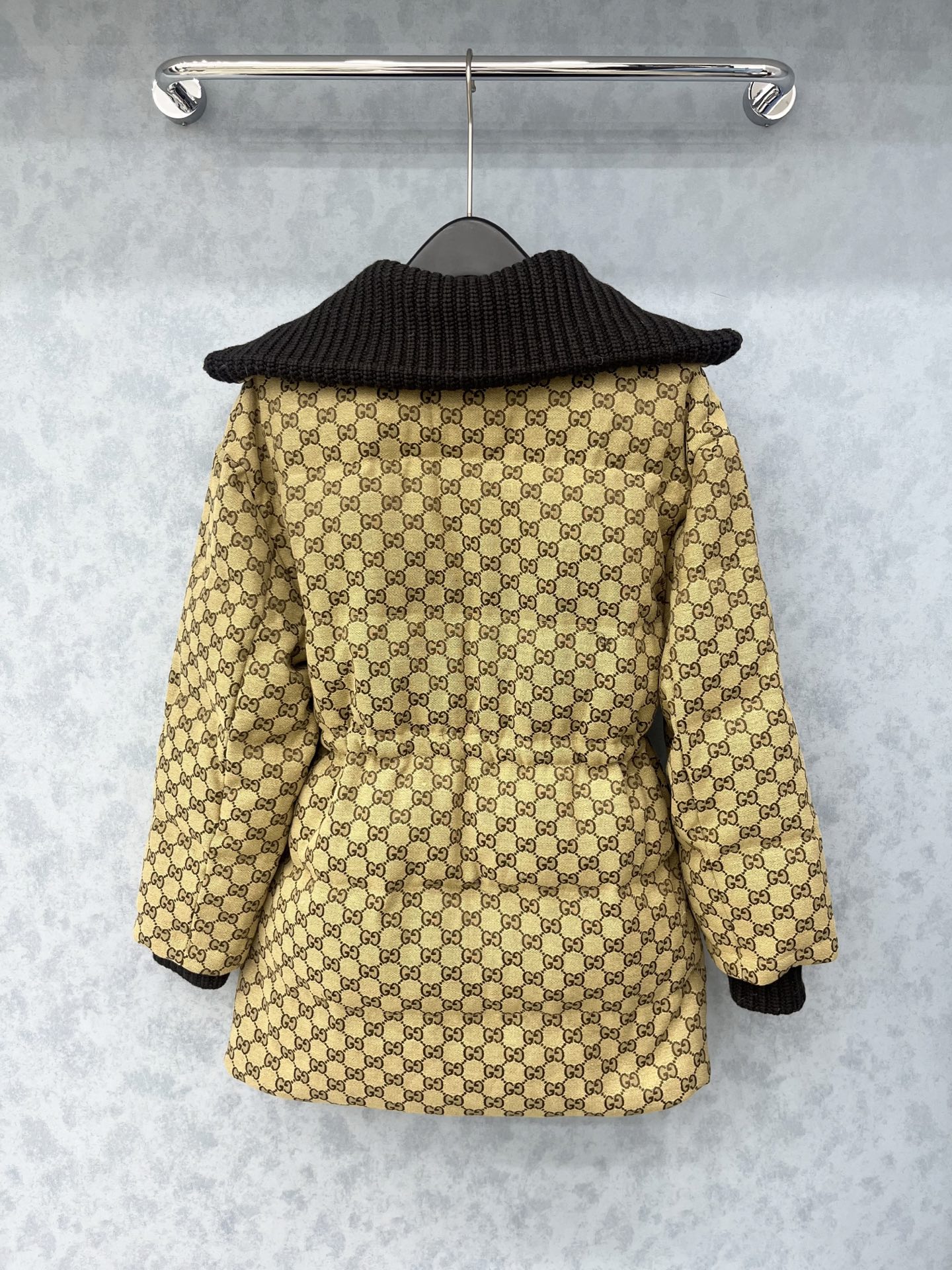 🛒𝐍𝐄𝐖 · 𝟐𝟎𝟐5/爆款现货【原版订制】Gucc*｜25秋冬新品收腰翻领针织拼接羽绒服外套GG提花面