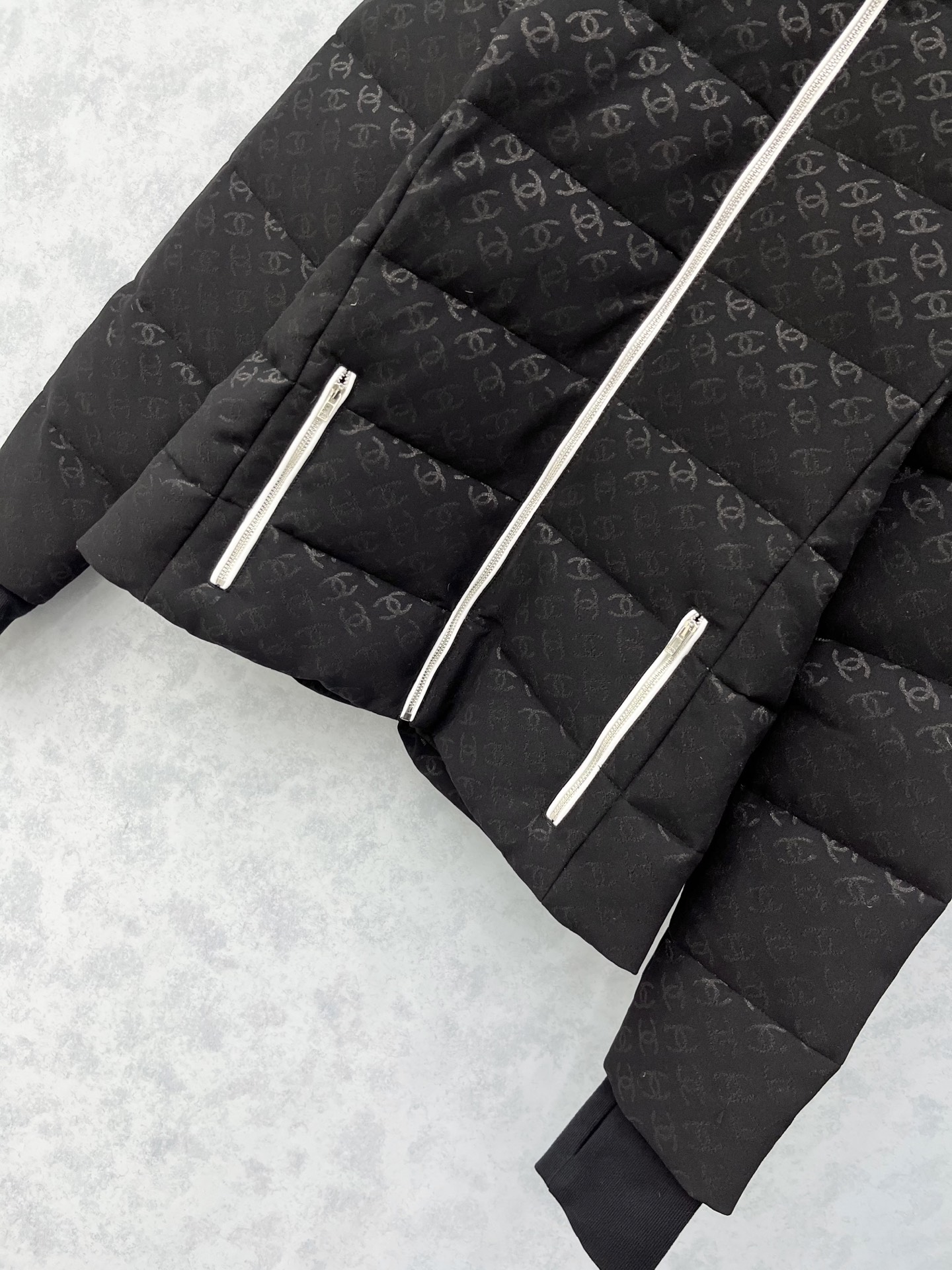 🛒𝐍𝐄𝐖 · 𝟐𝟎𝟐5/爆款现货原单品质 Chan*｜25秋冬新品滑雪🎿系列羽绒服外套 系列款提花字母装