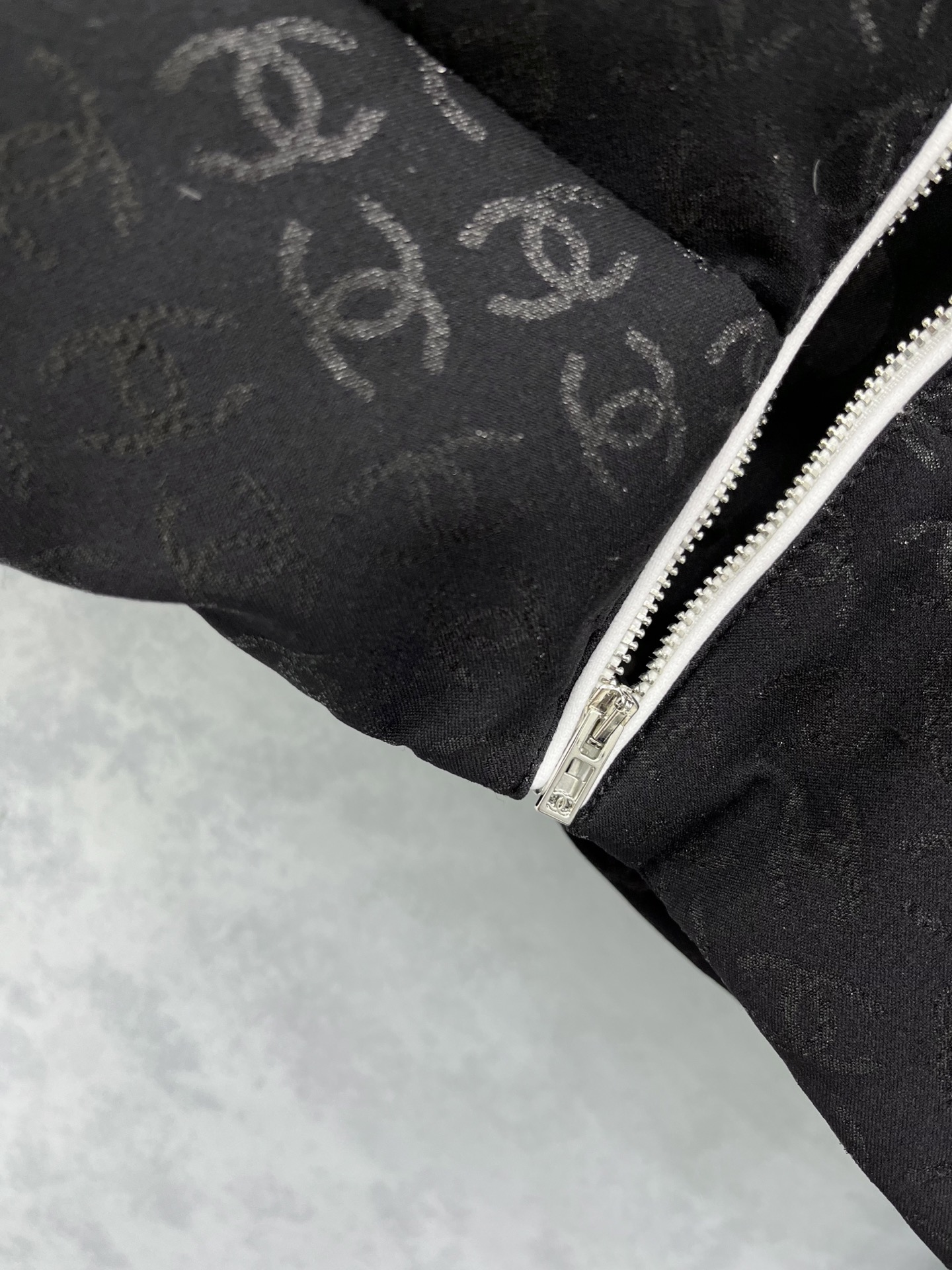 🛒𝐍𝐄𝐖 · 𝟐𝟎𝟐5/爆款现货原单品质 Chan*｜25秋冬新品滑雪🎿系列羽绒服外套 系列款提花字母装