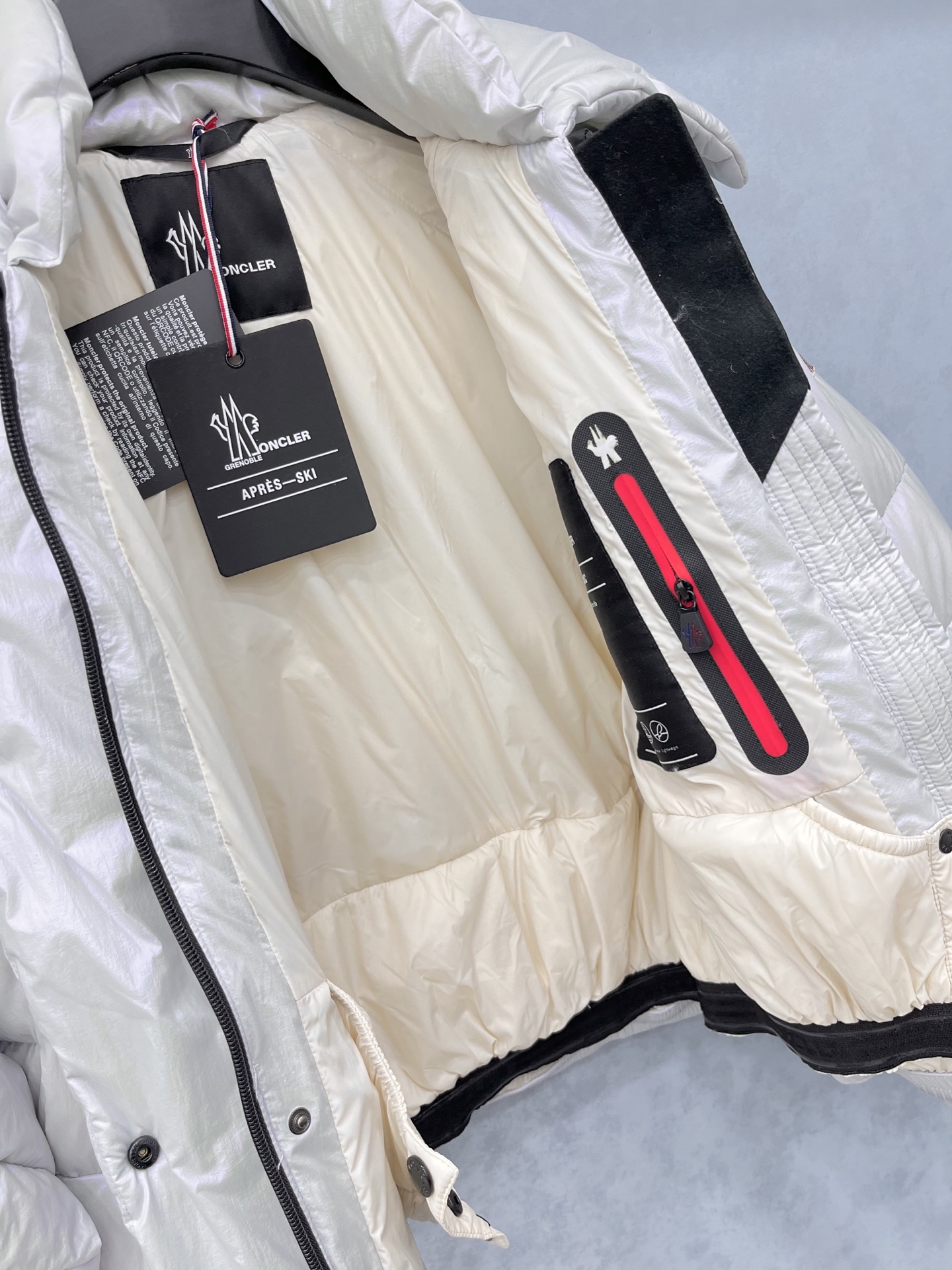 🛒𝐍𝐄𝐖 · 𝟐𝟎𝟐5/爆款现货原单品质 Mon*｜25秋冬新品代购爆款本季最好看的一款羽绒服外套哑光面