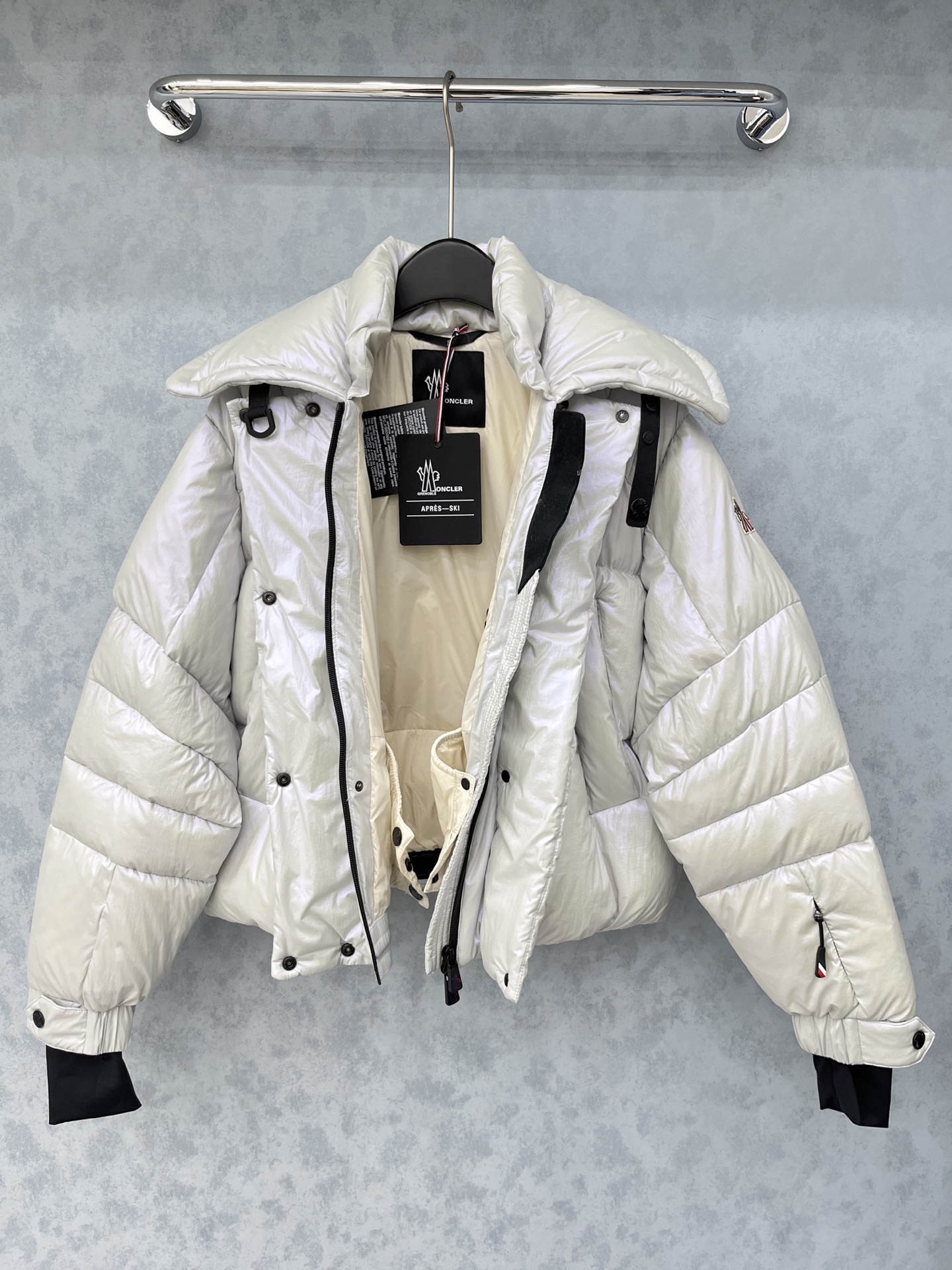 🛒𝐍𝐄𝐖 · 𝟐𝟎𝟐5/爆款现货原单品质 Mon*｜25秋冬新品代购爆款本季最好看的一款羽绒服外套哑光面