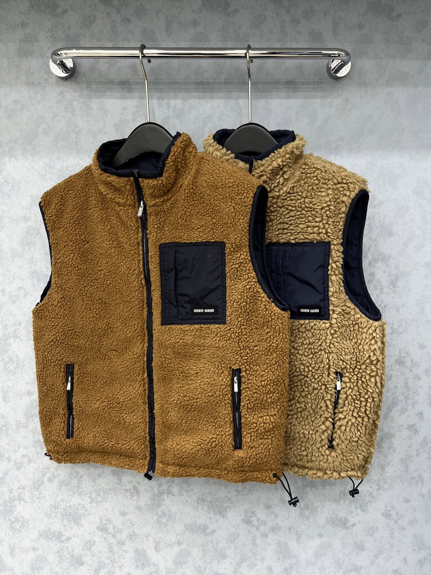 🛒𝐍𝐄𝐖 · 𝟐𝟎𝟐5/爆款现货原单品质 Miu Mi *｜25秋冬立领摇粒绒羽绒服马甲外套代购爆款 非