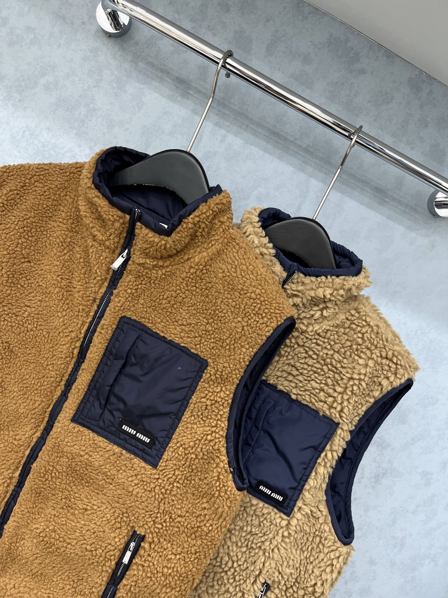 🛒𝐍𝐄𝐖 · 𝟐𝟎𝟐5/爆款现货原单品质 Miu Mi *｜25秋冬立领摇粒绒羽绒服马甲外套代购爆款 非