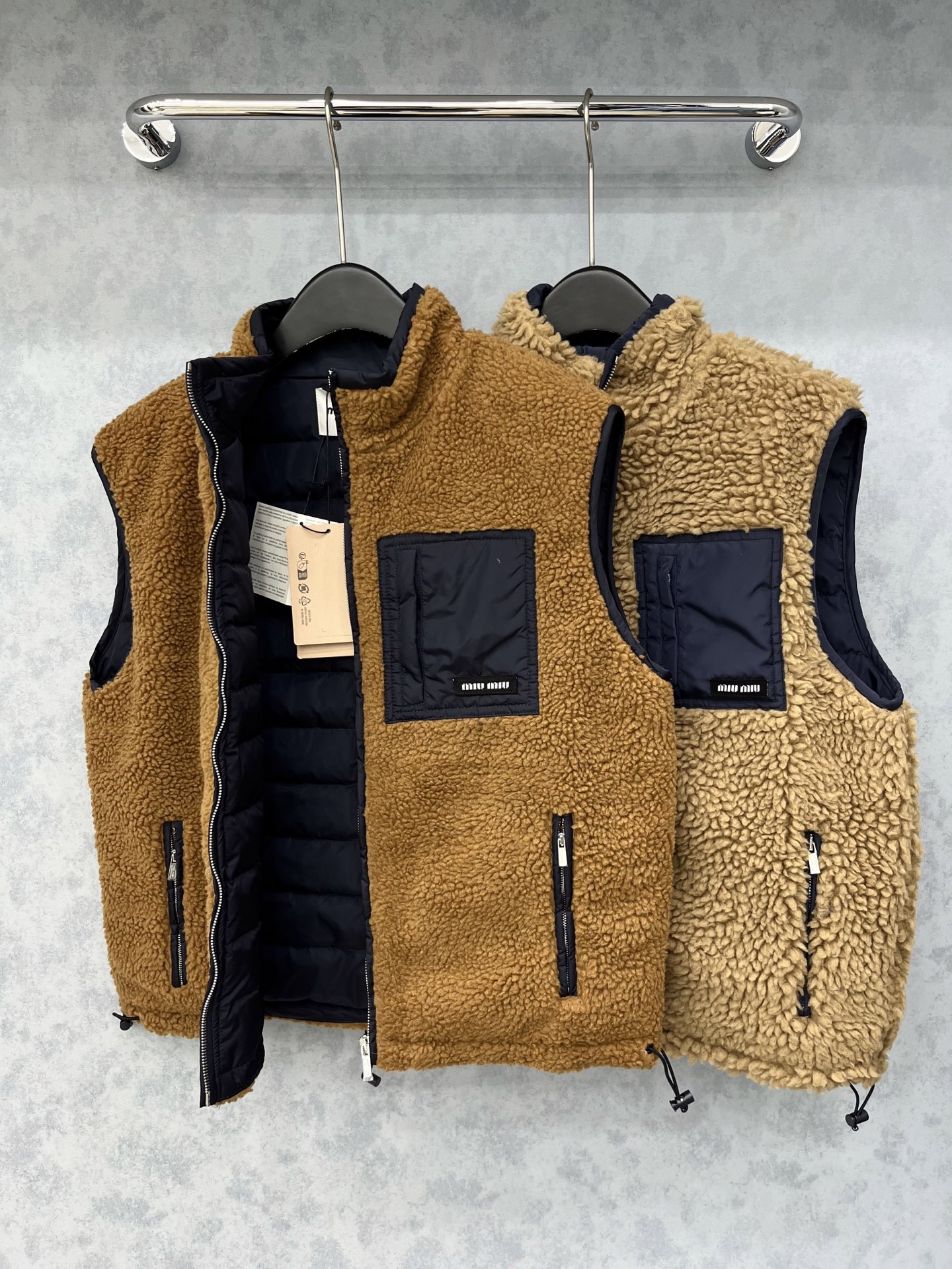 🛒𝐍𝐄𝐖 · 𝟐𝟎𝟐5/爆款现货原单品质 Miu Mi *｜25秋冬立领摇粒绒羽绒服马甲外套代购爆款 非