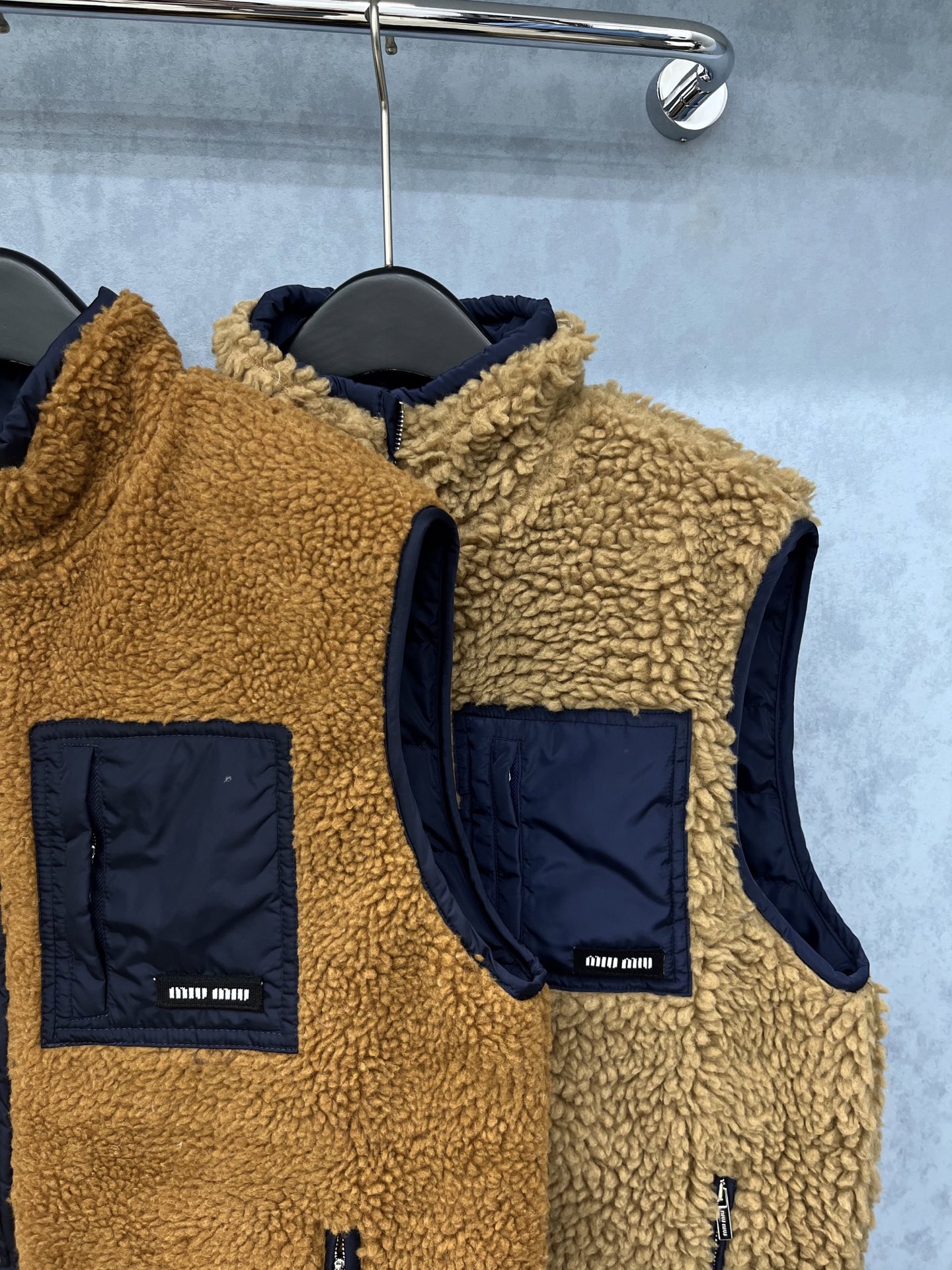 🛒𝐍𝐄𝐖 · 𝟐𝟎𝟐5/爆款现货原单品质 Miu Mi *｜25秋冬立领摇粒绒羽绒服马甲外套代购爆款 非