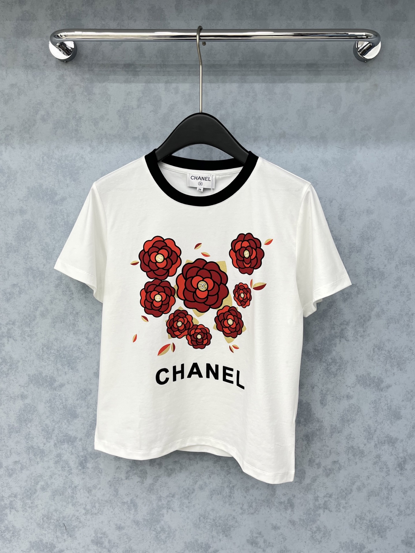 🛒𝐍𝐄𝐖 · 𝟐𝟎𝟐5/爆款现货原单品质 Chan*｜精致订珠刺绣短袖T恤高订面料 亲肤透气舒适标志性字