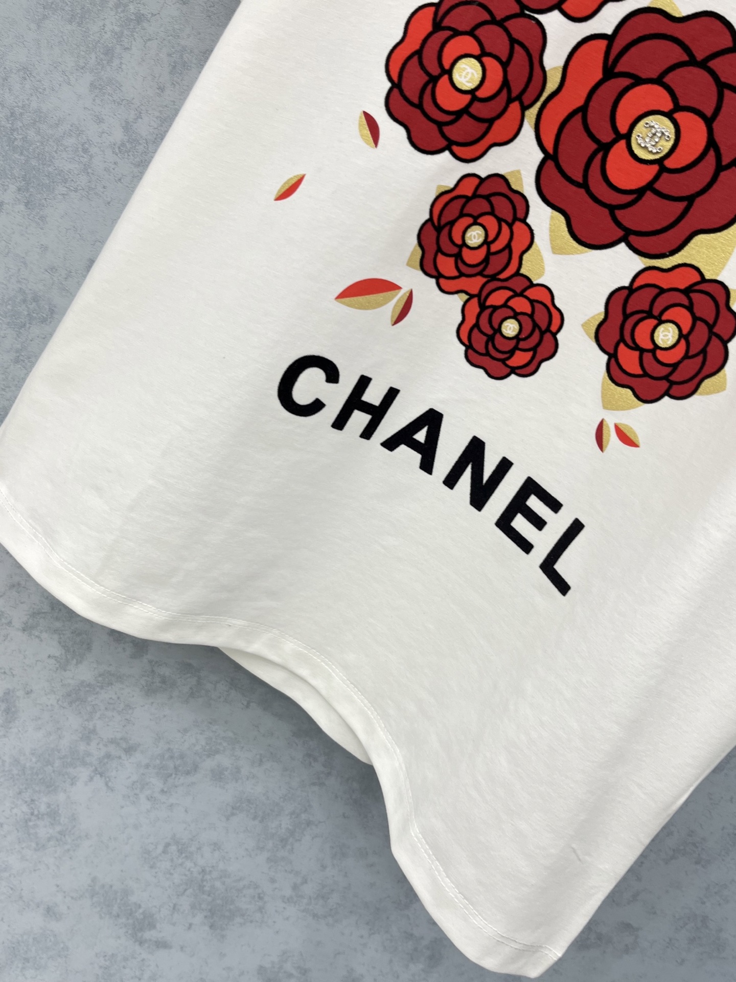 🛒𝐍𝐄𝐖 · 𝟐𝟎𝟐5/爆款现货原单品质 Chan*｜精致订珠刺绣短袖T恤高订面料 亲肤透气舒适标志性字