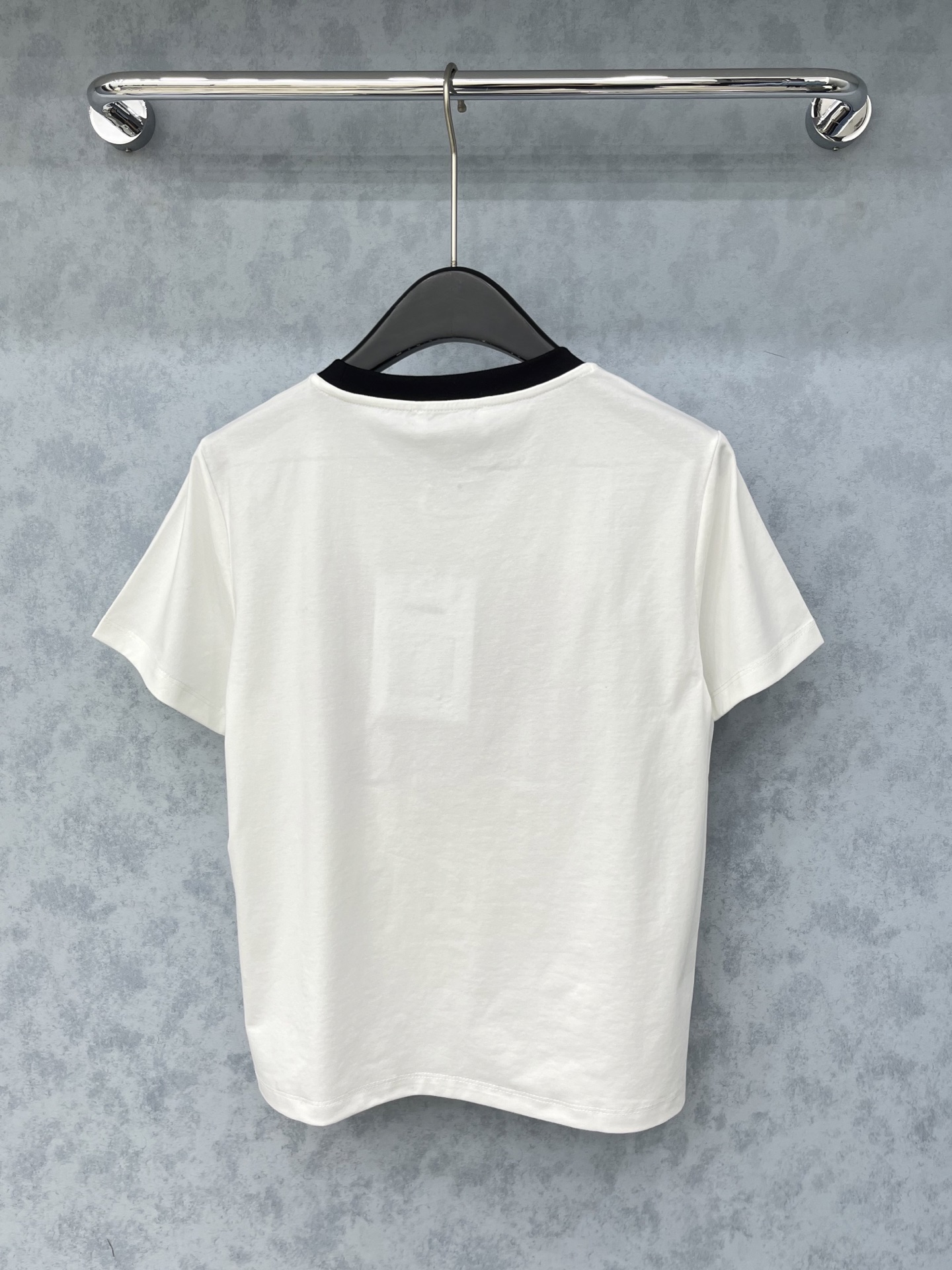 🛒𝐍𝐄𝐖 · 𝟐𝟎𝟐5/爆款现货原单品质 Chan*｜精致订珠刺绣短袖T恤高订面料 亲肤透气舒适标志性字