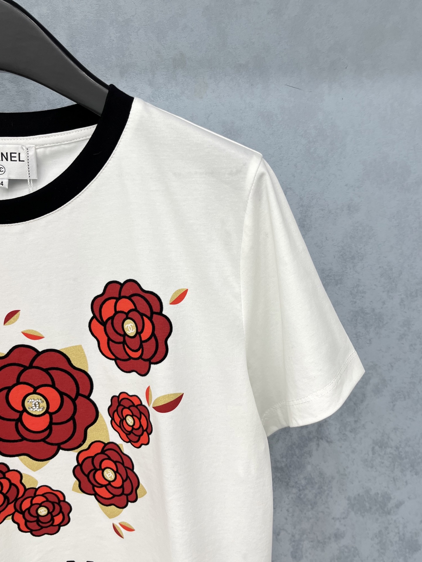 🛒𝐍𝐄𝐖 · 𝟐𝟎𝟐5/爆款现货原单品质 Chan*｜精致订珠刺绣短袖T恤高订面料 亲肤透气舒适标志性字