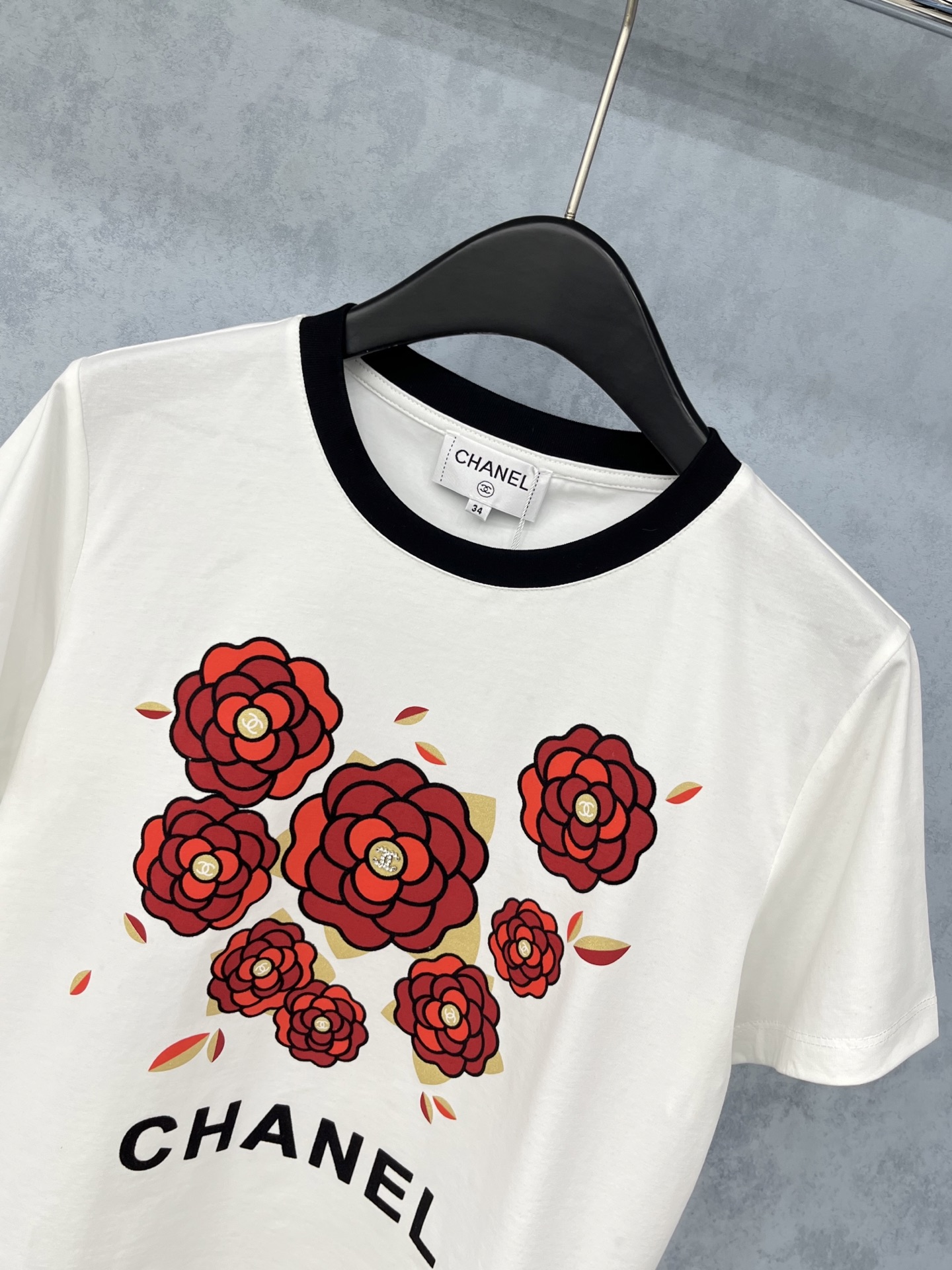 🛒𝐍𝐄𝐖 · 𝟐𝟎𝟐5/爆款现货原单品质 Chan*｜精致订珠刺绣短袖T恤高订面料 亲肤透气舒适标志性字