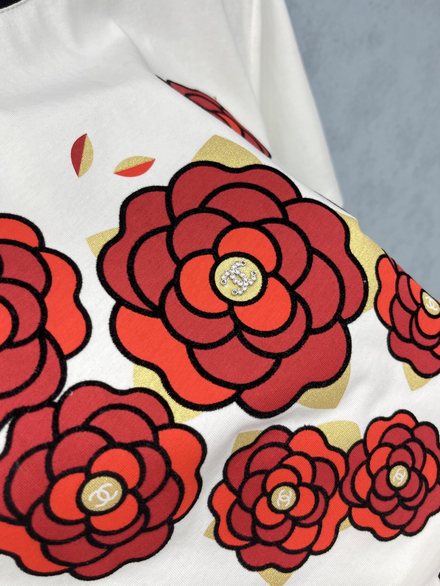 🛒𝐍𝐄𝐖 · 𝟐𝟎𝟐5/爆款现货原单品质 Chan*｜精致订珠刺绣短袖T恤高订面料 亲肤透气舒适标志性字