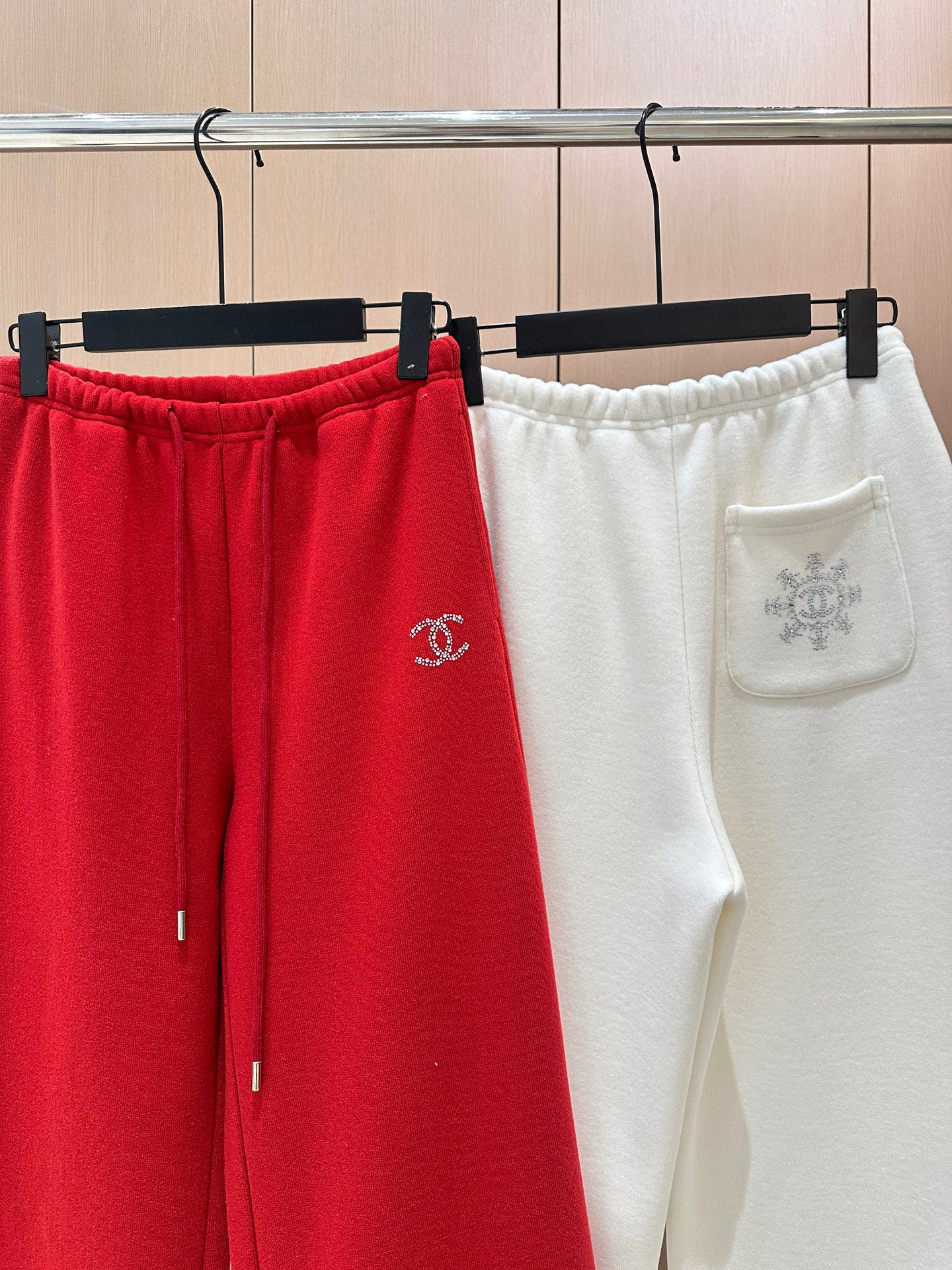 🛒𝐍𝐄𝐖 · 𝟐𝟎𝟐5/爆款现货原单品质 设计师｜女神同款烫钻休闲裤圣诞🎄新年爆款 这款裤子选用优质面料