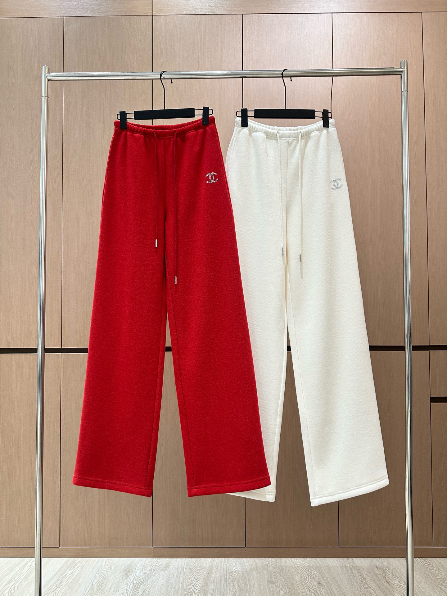 🛒𝐍𝐄𝐖 · 𝟐𝟎𝟐5/爆款现货原单品质 设计师｜女神同款烫钻休闲裤圣诞🎄新年爆款 这款裤子选用优质面料