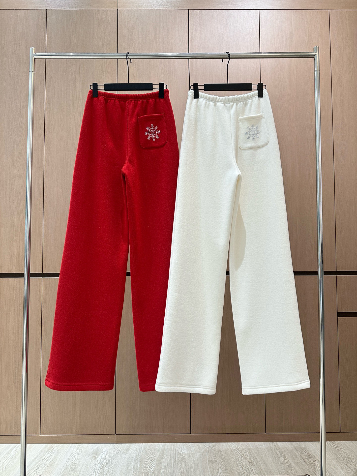 🛒𝐍𝐄𝐖 · 𝟐𝟎𝟐5/爆款现货原单品质 设计师｜女神同款烫钻休闲裤圣诞🎄新年爆款 这款裤子选用优质面料