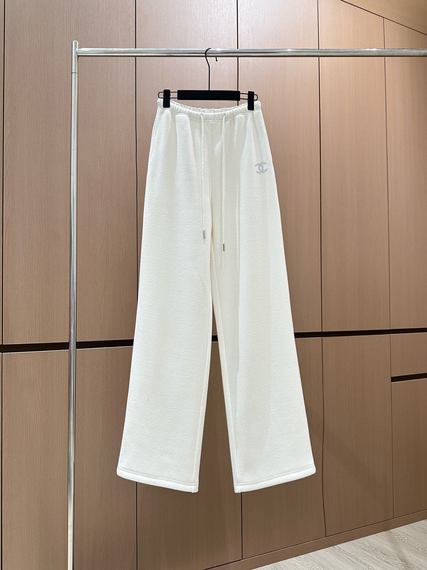 🛒𝐍𝐄𝐖 · 𝟐𝟎𝟐5/爆款现货原单品质 设计师｜女神同款烫钻休闲裤圣诞🎄新年爆款 这款裤子选用优质面料