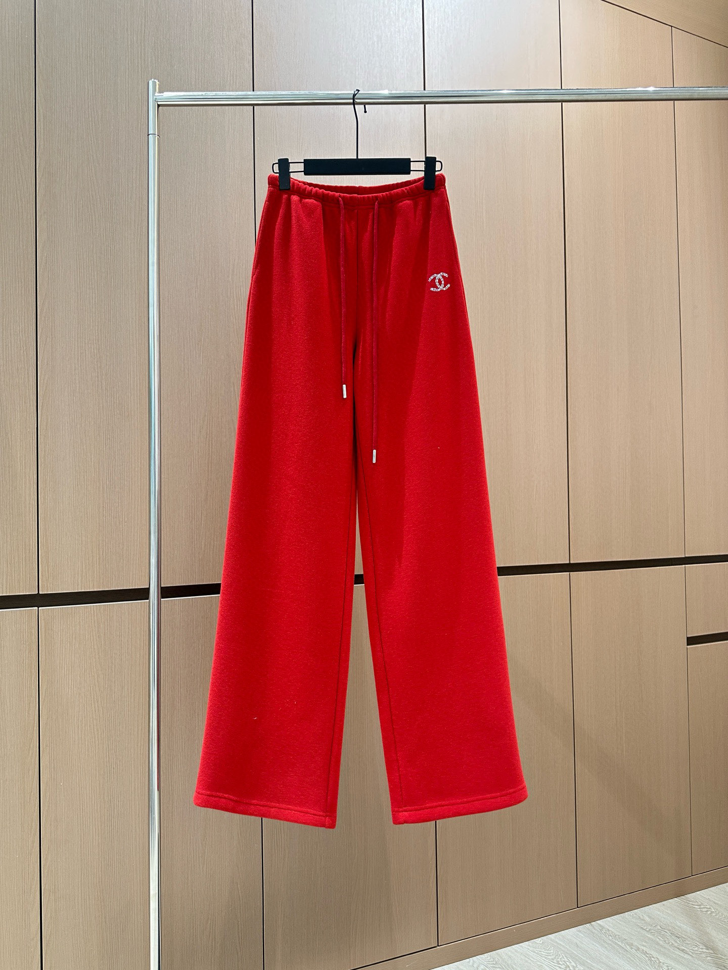 🛒𝐍𝐄𝐖 · 𝟐𝟎𝟐5/爆款现货原单品质 设计师｜女神同款烫钻休闲裤圣诞🎄新年爆款 这款裤子选用优质面料