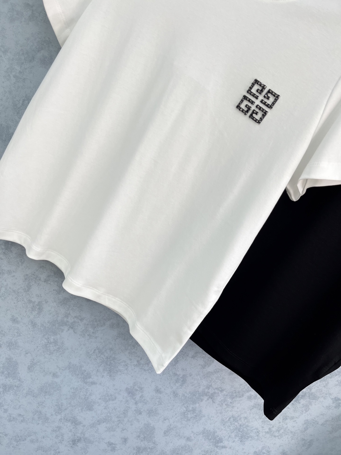 🛒𝐍𝐄𝐖 · 𝟐𝟎𝟐5/爆款现货原单品质 Giv*｜精致订钻短袖T恤高订面料 亲肤透气舒适标志性字母图案