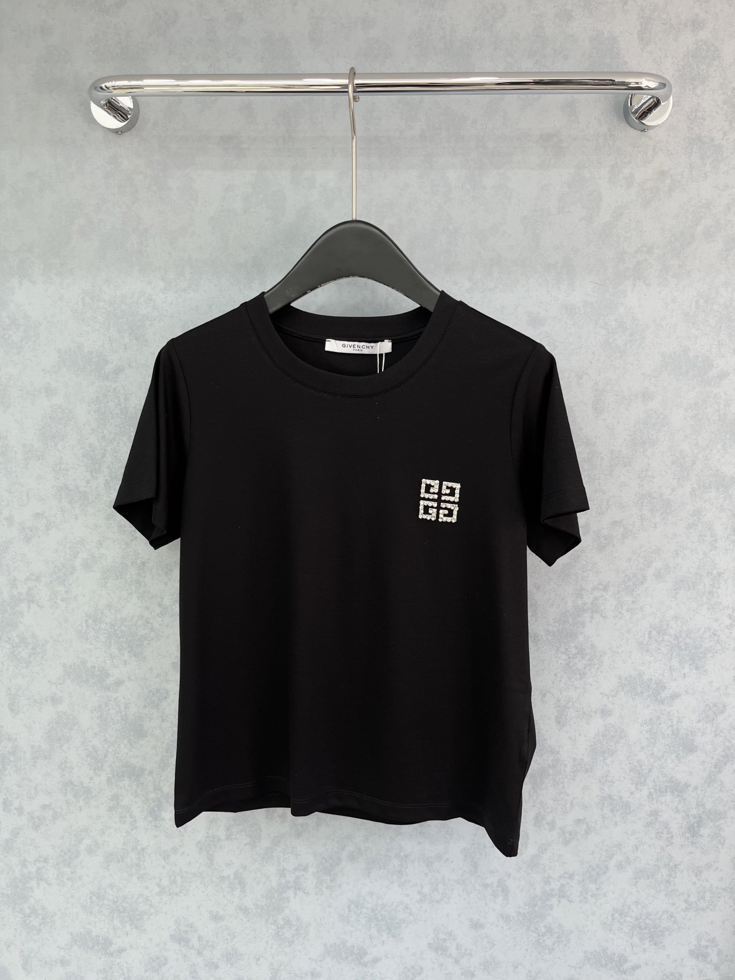 🛒𝐍𝐄𝐖 · 𝟐𝟎𝟐5/爆款现货原单品质 Giv*｜精致订钻短袖T恤高订面料 亲肤透气舒适标志性字母图案