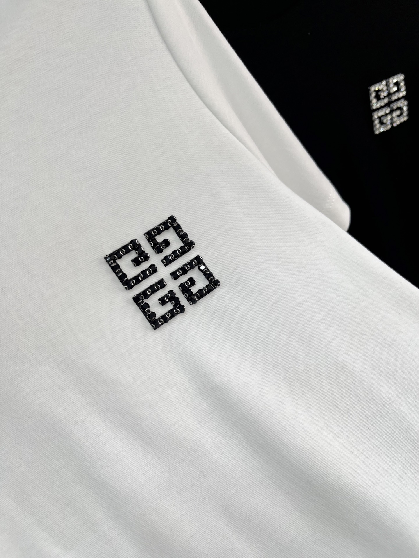 🛒𝐍𝐄𝐖 · 𝟐𝟎𝟐5/爆款现货原单品质 Giv*｜精致订钻短袖T恤高订面料 亲肤透气舒适标志性字母图案