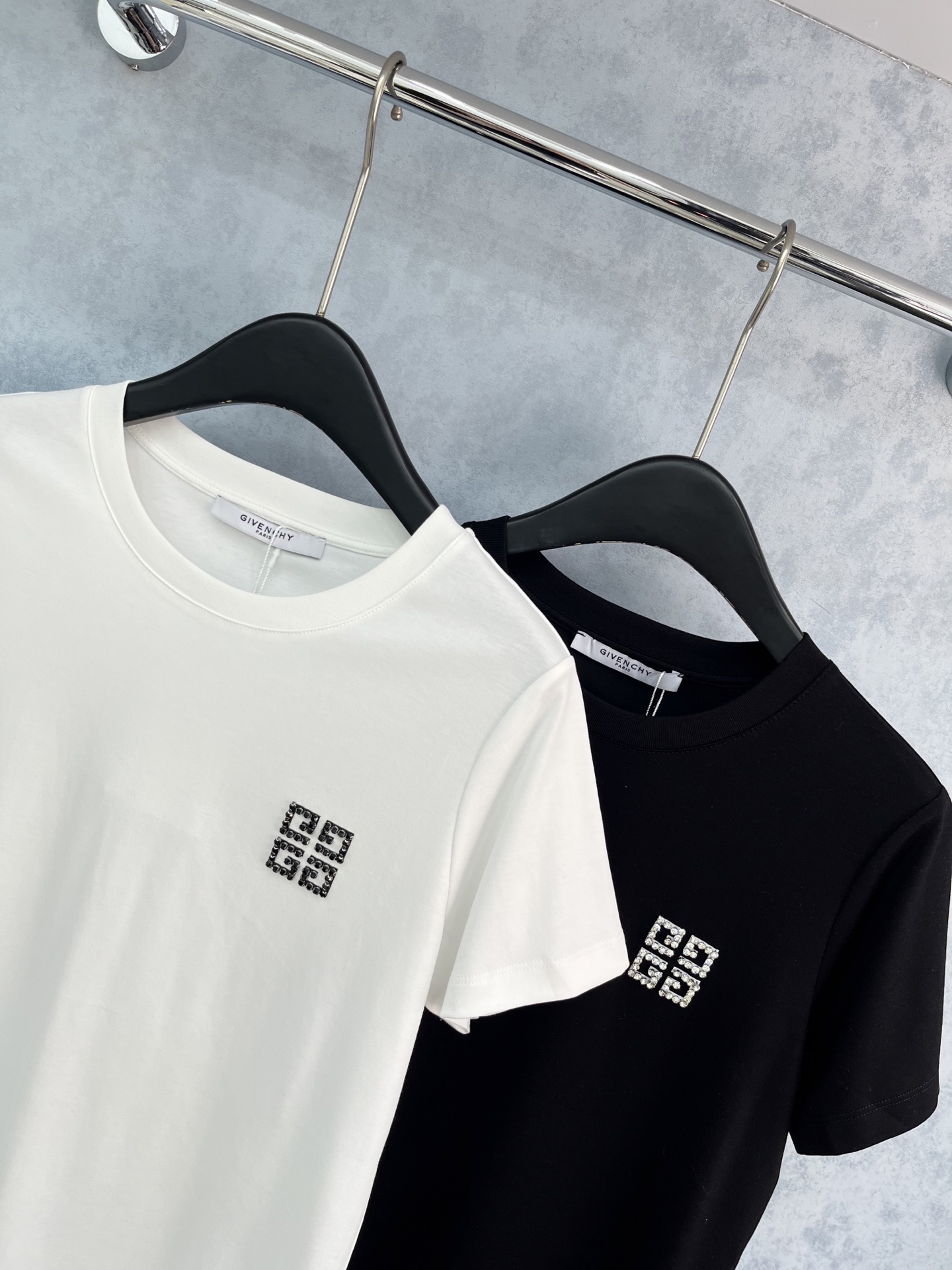 🛒𝐍𝐄𝐖 · 𝟐𝟎𝟐5/爆款现货原单品质 Giv*｜精致订钻短袖T恤高订面料 亲肤透气舒适标志性字母图案