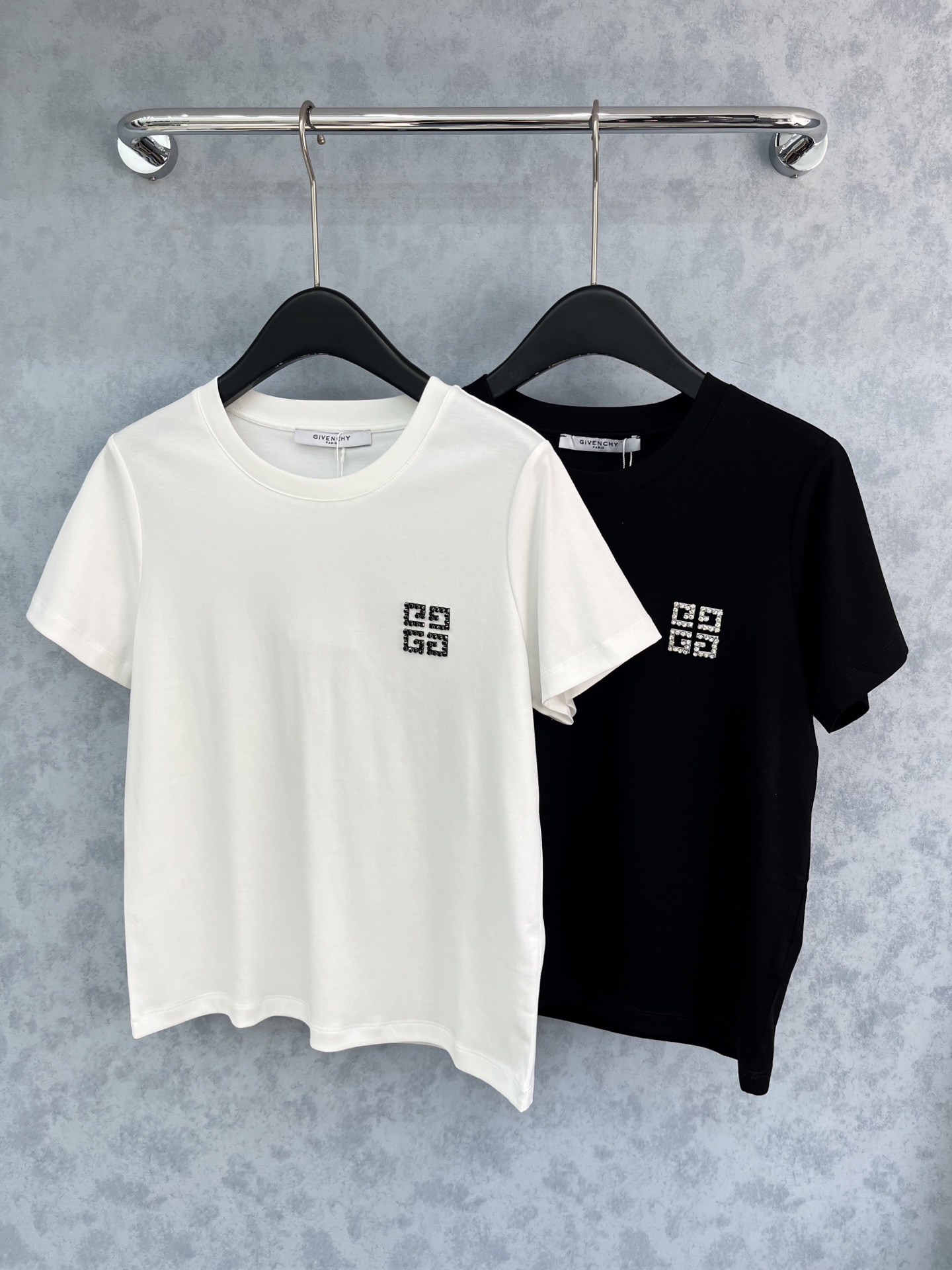 🛒𝐍𝐄𝐖 · 𝟐𝟎𝟐5/爆款现货原单品质 Giv*｜精致订钻短袖T恤高订面料 亲肤透气舒适标志性字母图案