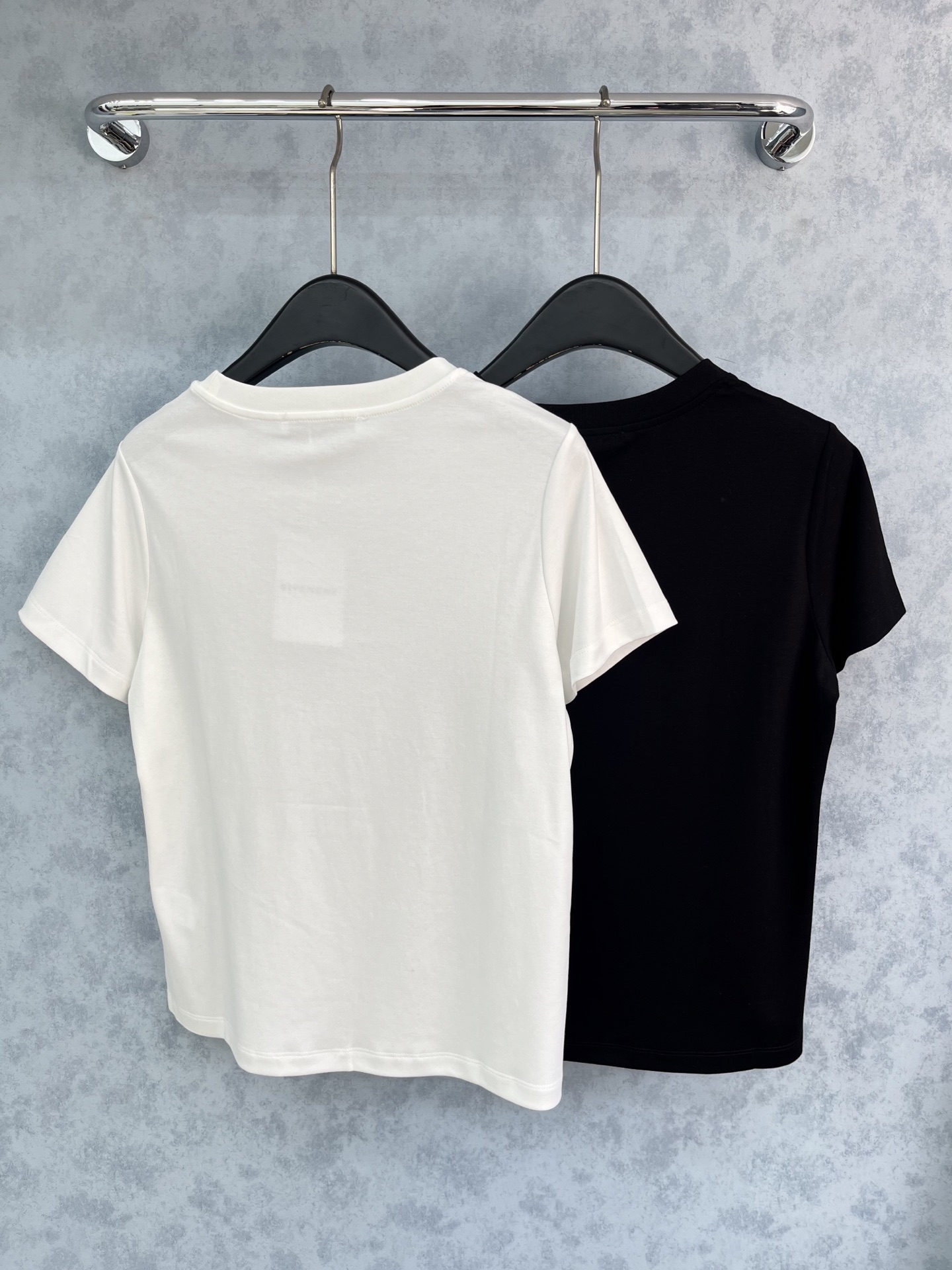 🛒𝐍𝐄𝐖 · 𝟐𝟎𝟐5/爆款现货原单品质 Giv*｜精致订钻短袖T恤高订面料 亲肤透气舒适标志性字母图案