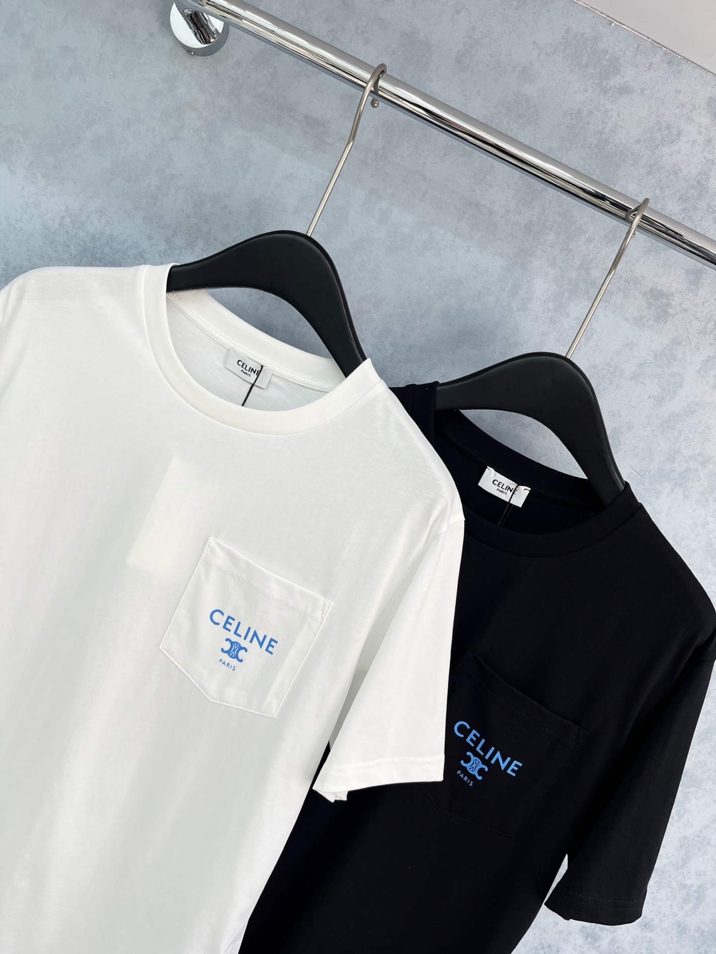 🛒𝐍𝐄𝐖 · 𝟐𝟎𝟐5/爆款现货原单品质 Celi*｜精致口袋印花短袖T恤高订面料 亲肤透气舒适标志性字