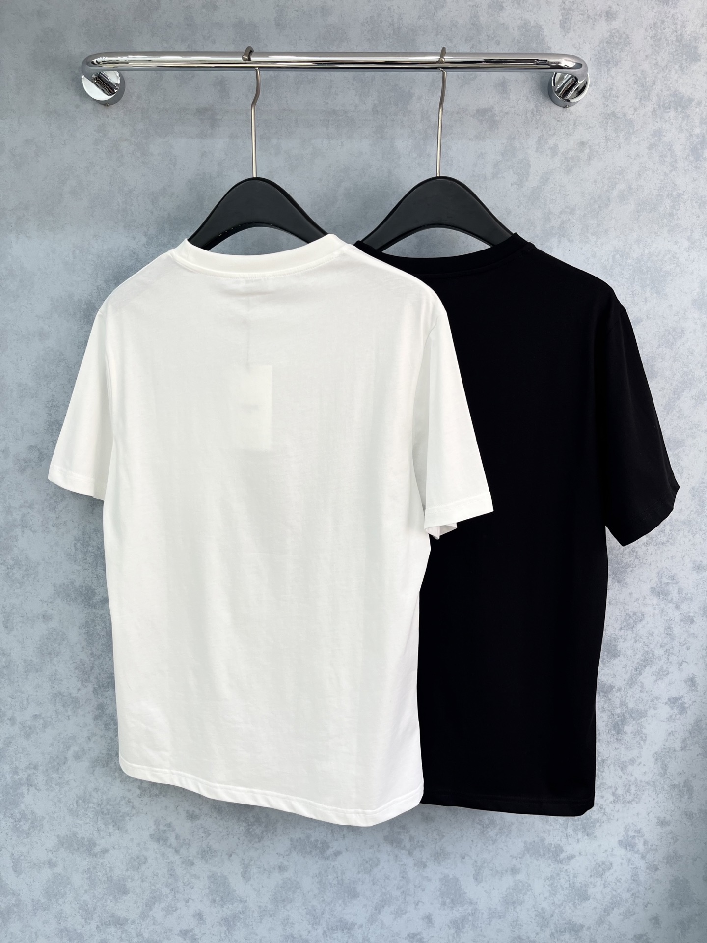 🛒𝐍𝐄𝐖 · 𝟐𝟎𝟐5/爆款现货原单品质 Celi*｜精致口袋印花短袖T恤高订面料 亲肤透气舒适标志性字