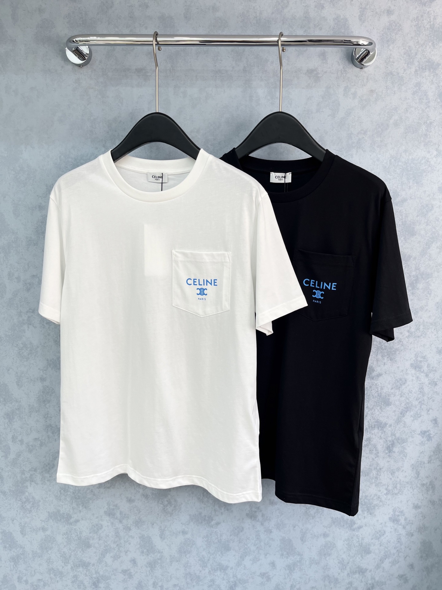 🛒𝐍𝐄𝐖 · 𝟐𝟎𝟐5/爆款现货原单品质 Celi*｜精致口袋印花短袖T恤高订面料 亲肤透气舒适标志性字