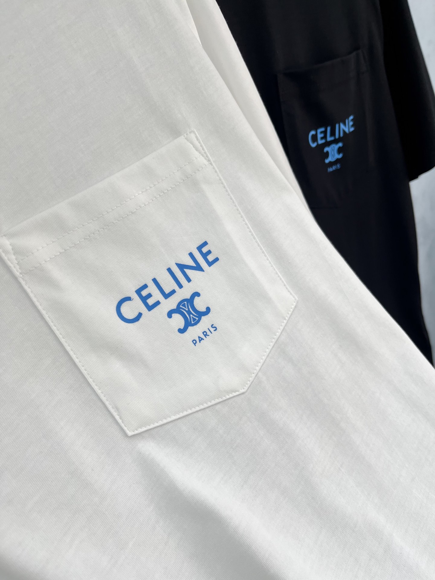 🛒𝐍𝐄𝐖 · 𝟐𝟎𝟐5/爆款现货原单品质 Celi*｜精致口袋印花短袖T恤高订面料 亲肤透气舒适标志性字