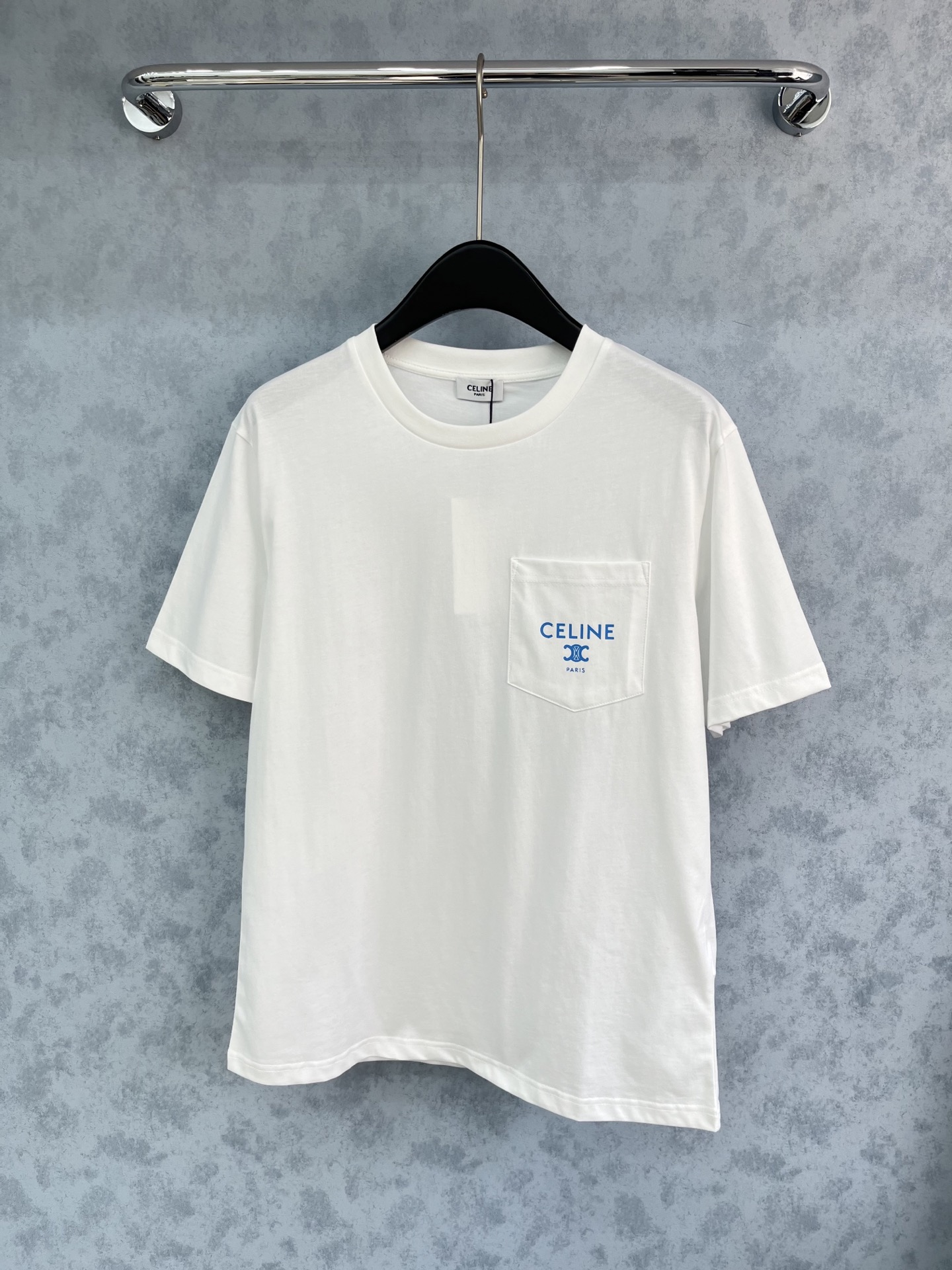 🛒𝐍𝐄𝐖 · 𝟐𝟎𝟐5/爆款现货原单品质 Celi*｜精致口袋印花短袖T恤高订面料 亲肤透气舒适标志性字