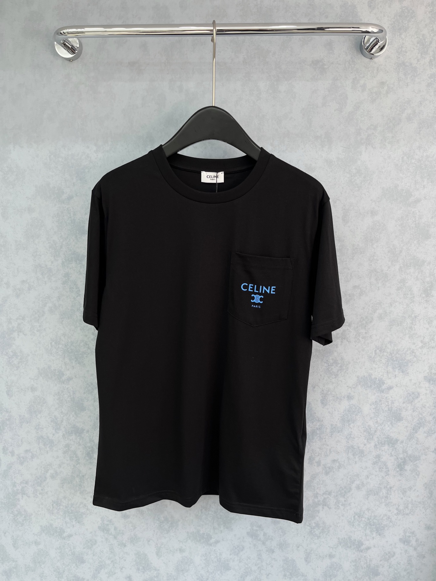 🛒𝐍𝐄𝐖 · 𝟐𝟎𝟐5/爆款现货原单品质 Celi*｜精致口袋印花短袖T恤高订面料 亲肤透气舒适标志性字