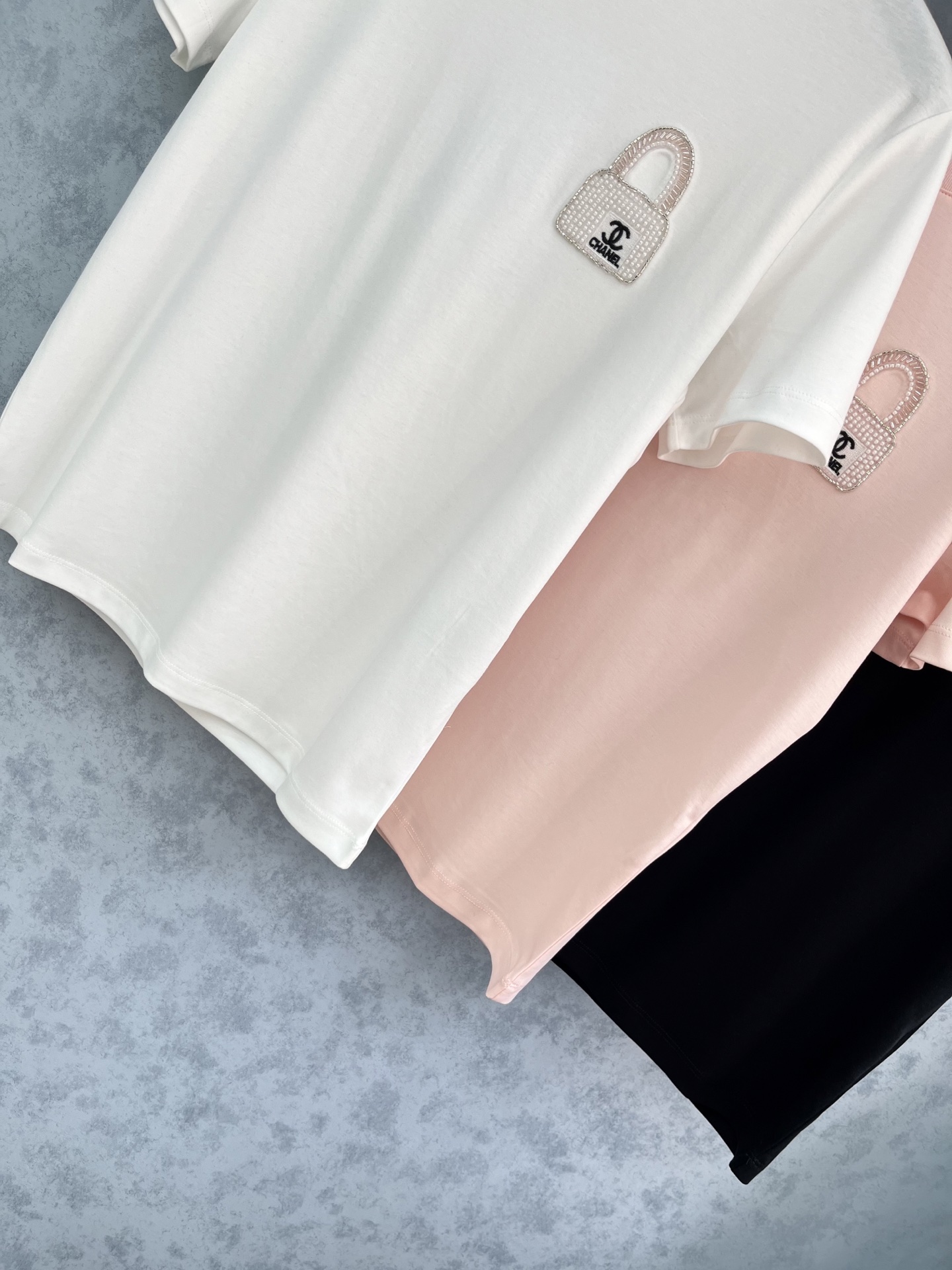 🛒𝐍𝐄𝐖 · 𝟐𝟎𝟐5/爆款现货原单品质 Cha*｜精致订钻短袖T恤高订面料 亲肤透气舒适标志性字母图案