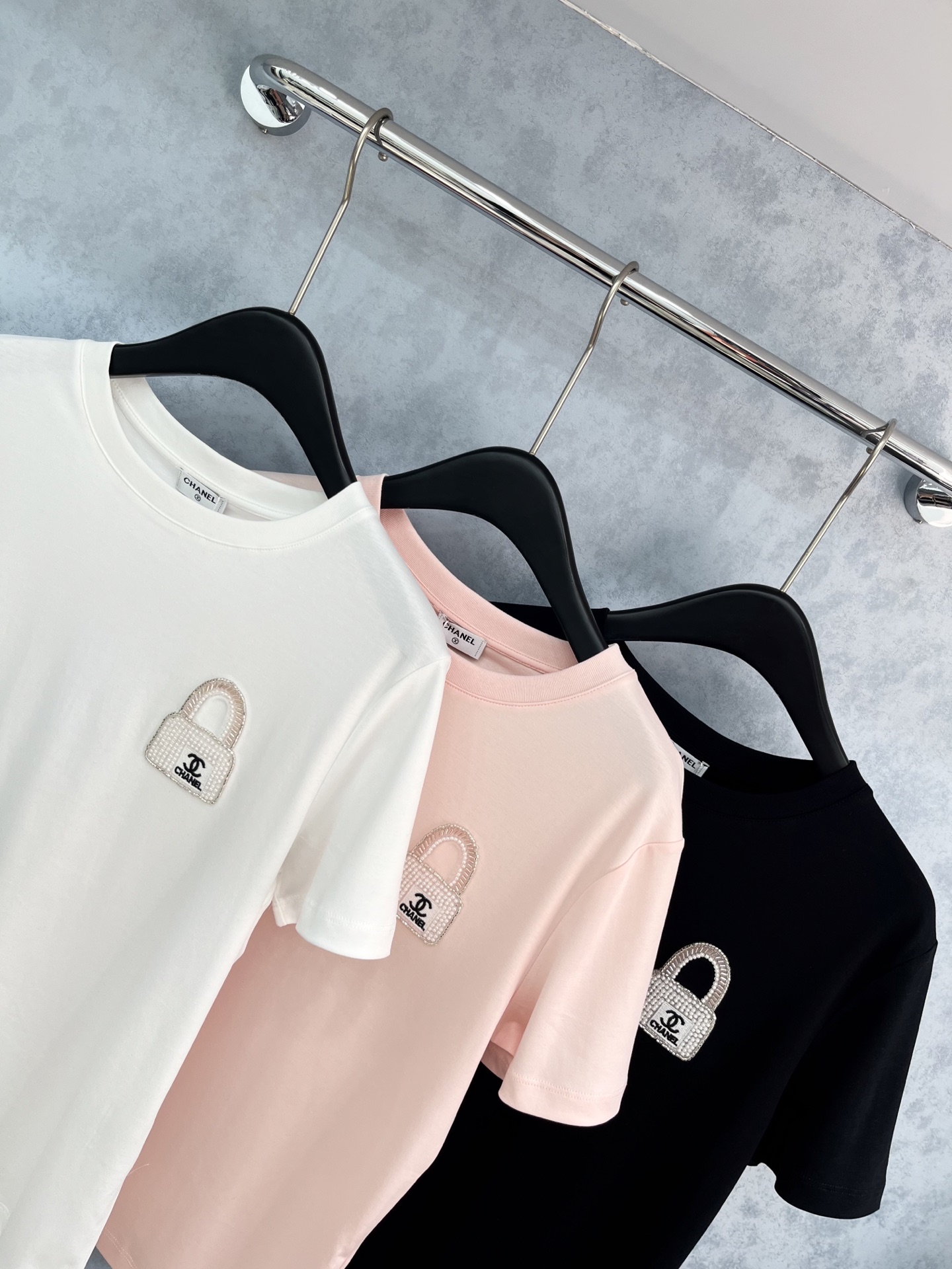 🛒𝐍𝐄𝐖 · 𝟐𝟎𝟐5/爆款现货原单品质 Cha*｜精致订钻短袖T恤高订面料 亲肤透气舒适标志性字母图案