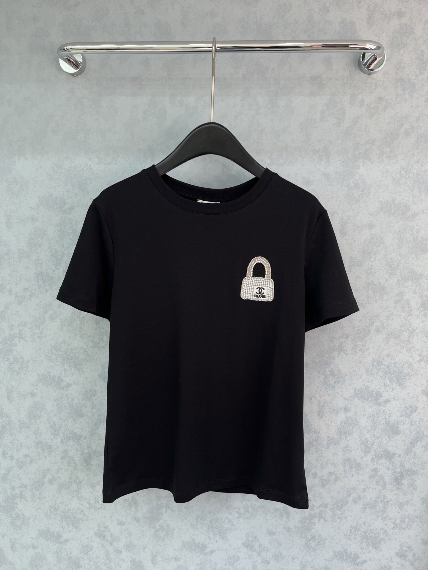 🛒𝐍𝐄𝐖 · 𝟐𝟎𝟐5/爆款现货原单品质 Cha*｜精致订钻短袖T恤高订面料 亲肤透气舒适标志性字母图案