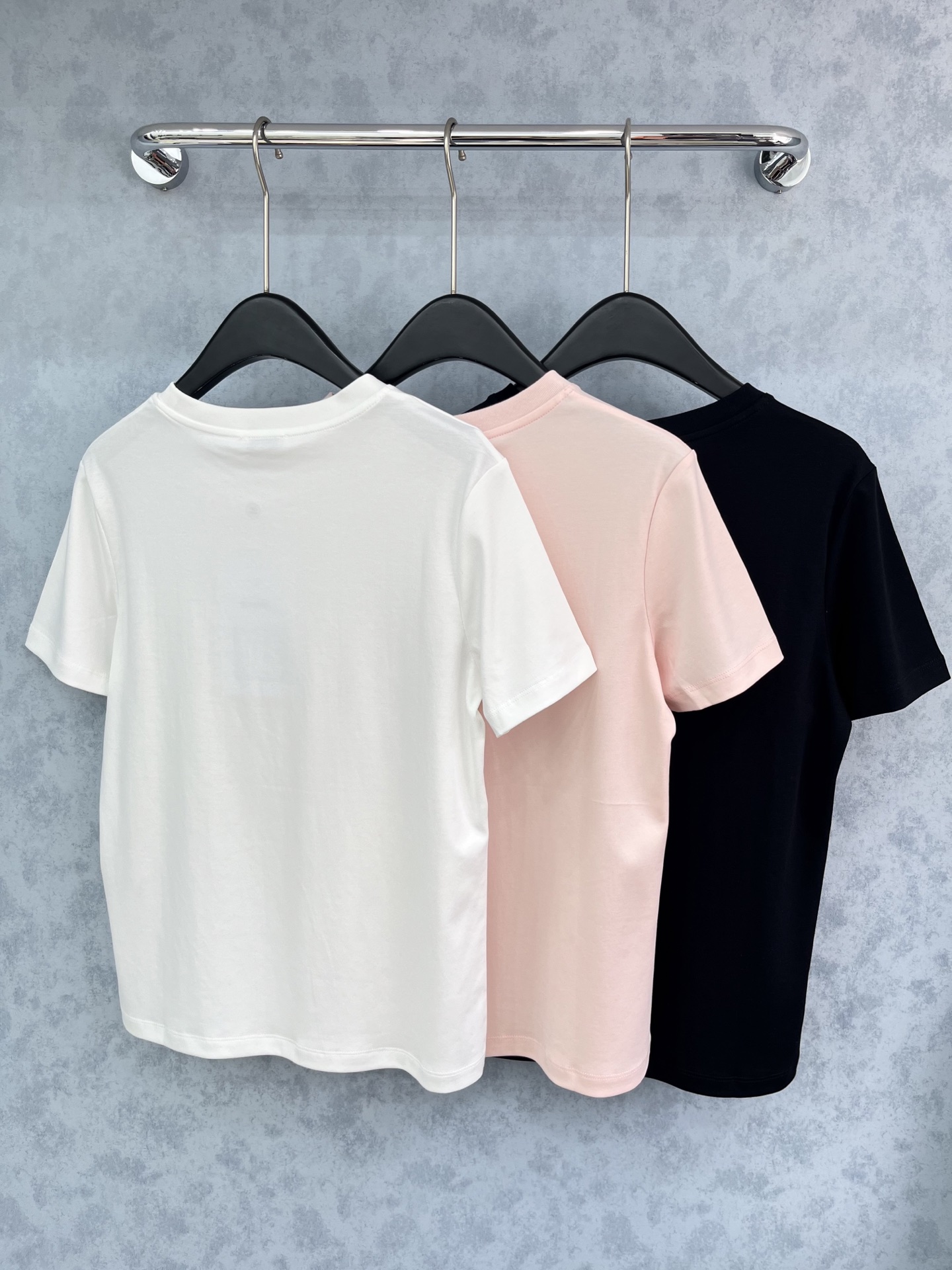 🛒𝐍𝐄𝐖 · 𝟐𝟎𝟐5/爆款现货原单品质 Cha*｜精致订钻短袖T恤高订面料 亲肤透气舒适标志性字母图案