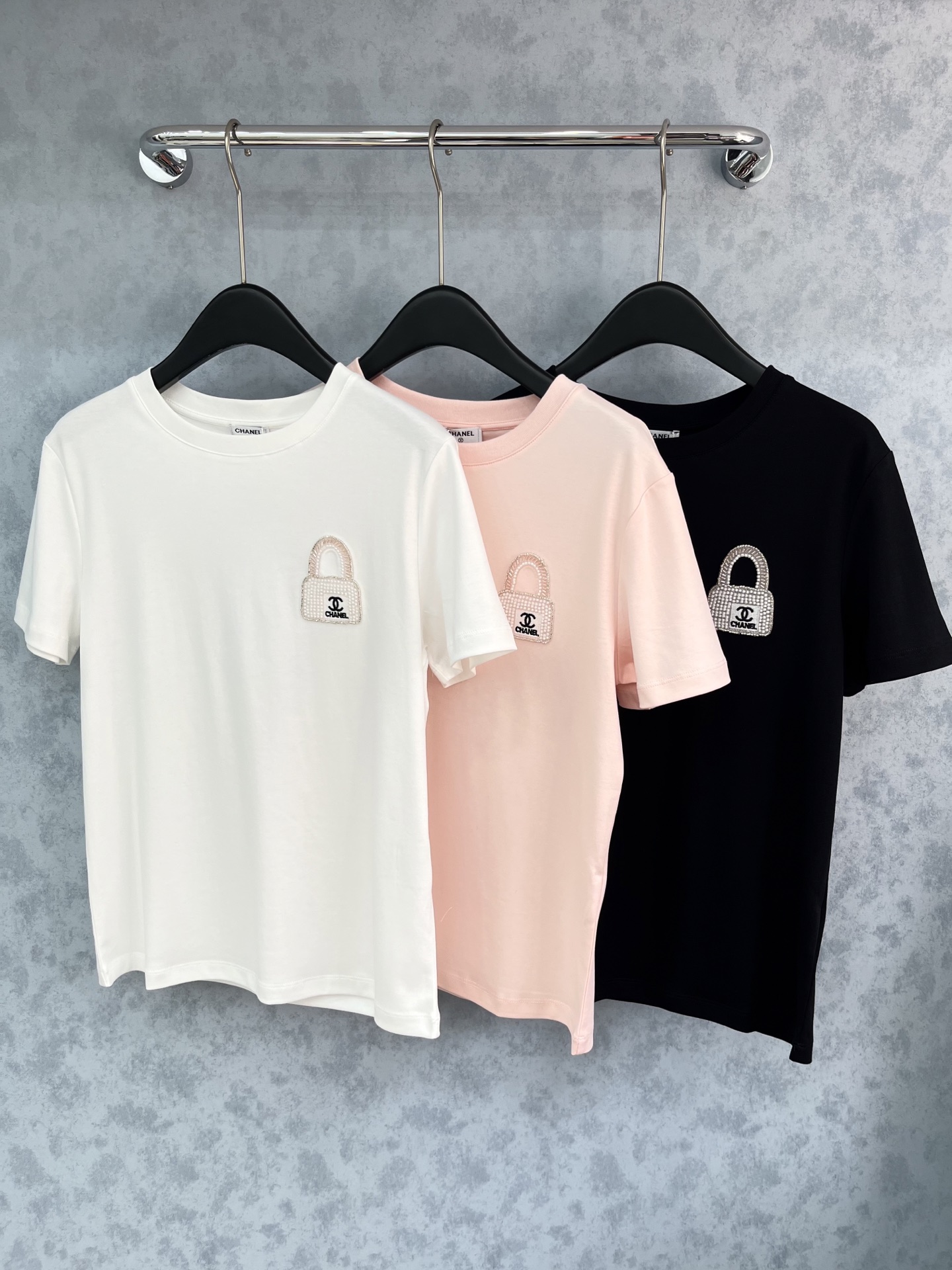 🛒𝐍𝐄𝐖 · 𝟐𝟎𝟐5/爆款现货原单品质 Cha*｜精致订钻短袖T恤高订面料 亲肤透气舒适标志性字母图案