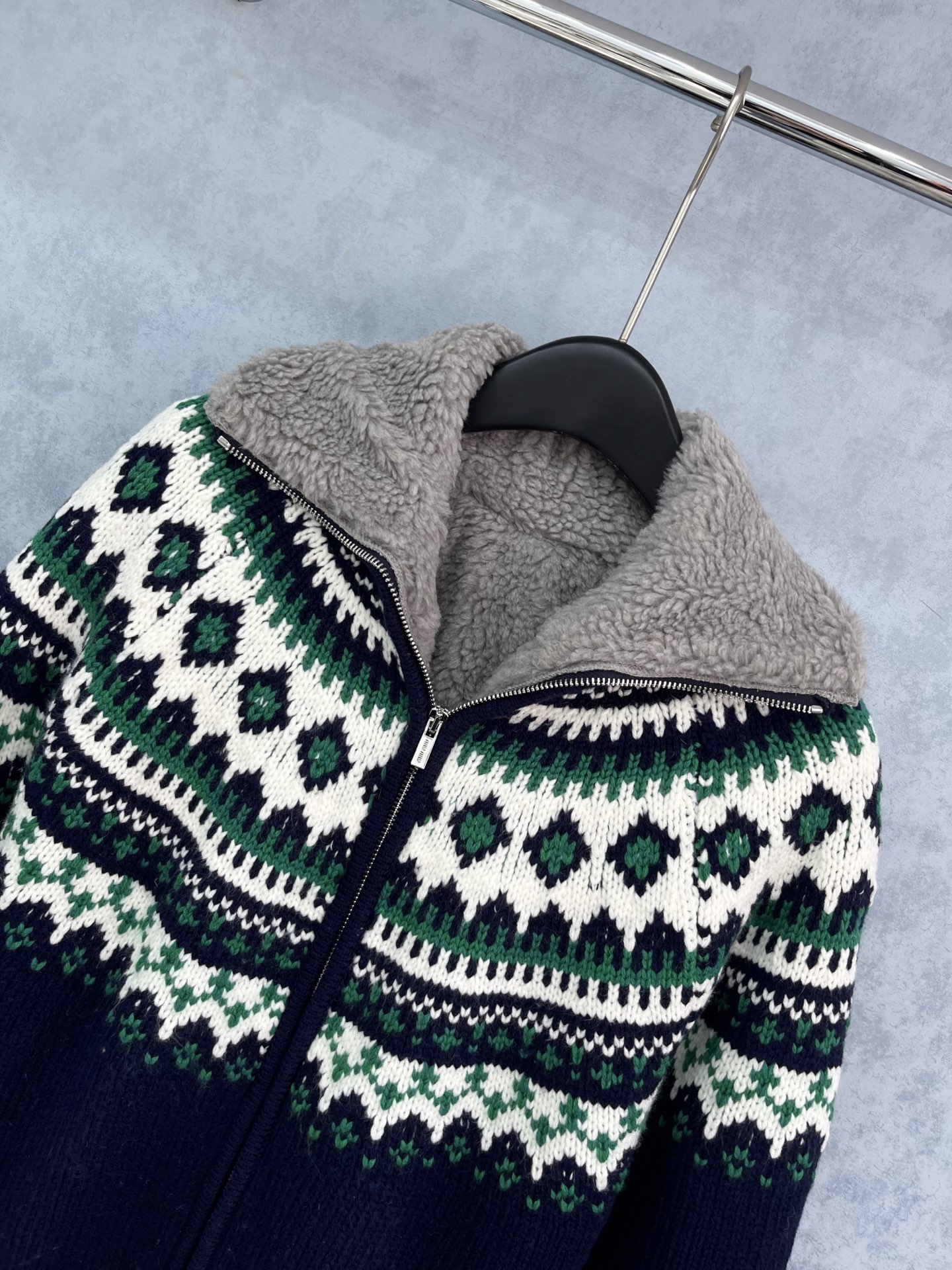 🛒𝐍𝐄𝐖 · 𝟐𝟎𝟐5/爆款现货【原版定制】𝐌𝐢𝐮𝐌𝐢*｜25新款美式羊绒羊毛毛衣复合绒外套氛围感真的绝