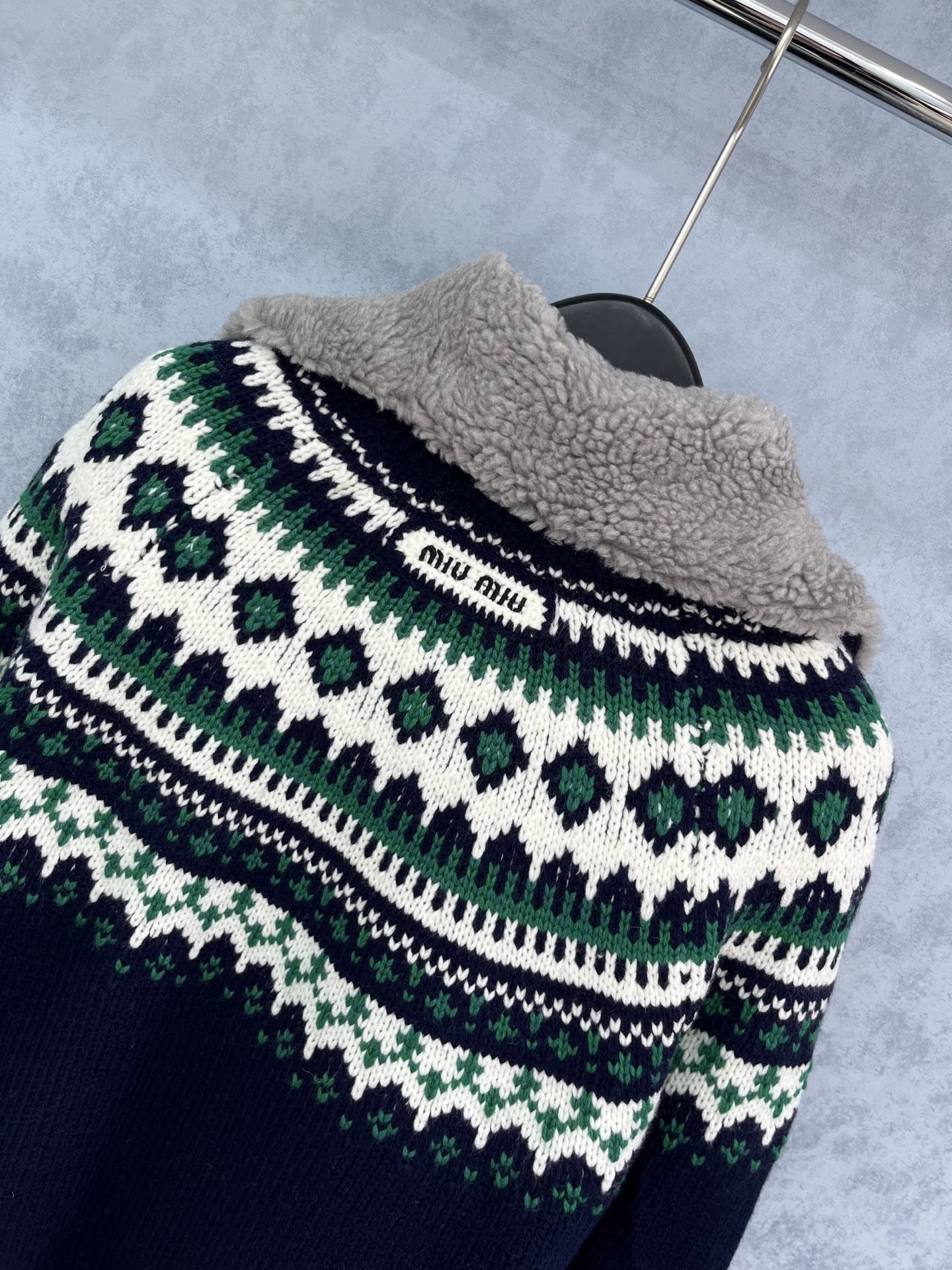 🛒𝐍𝐄𝐖 · 𝟐𝟎𝟐5/爆款现货【原版定制】𝐌𝐢𝐮𝐌𝐢*｜25新款美式羊绒羊毛毛衣复合绒外套氛围感真的绝