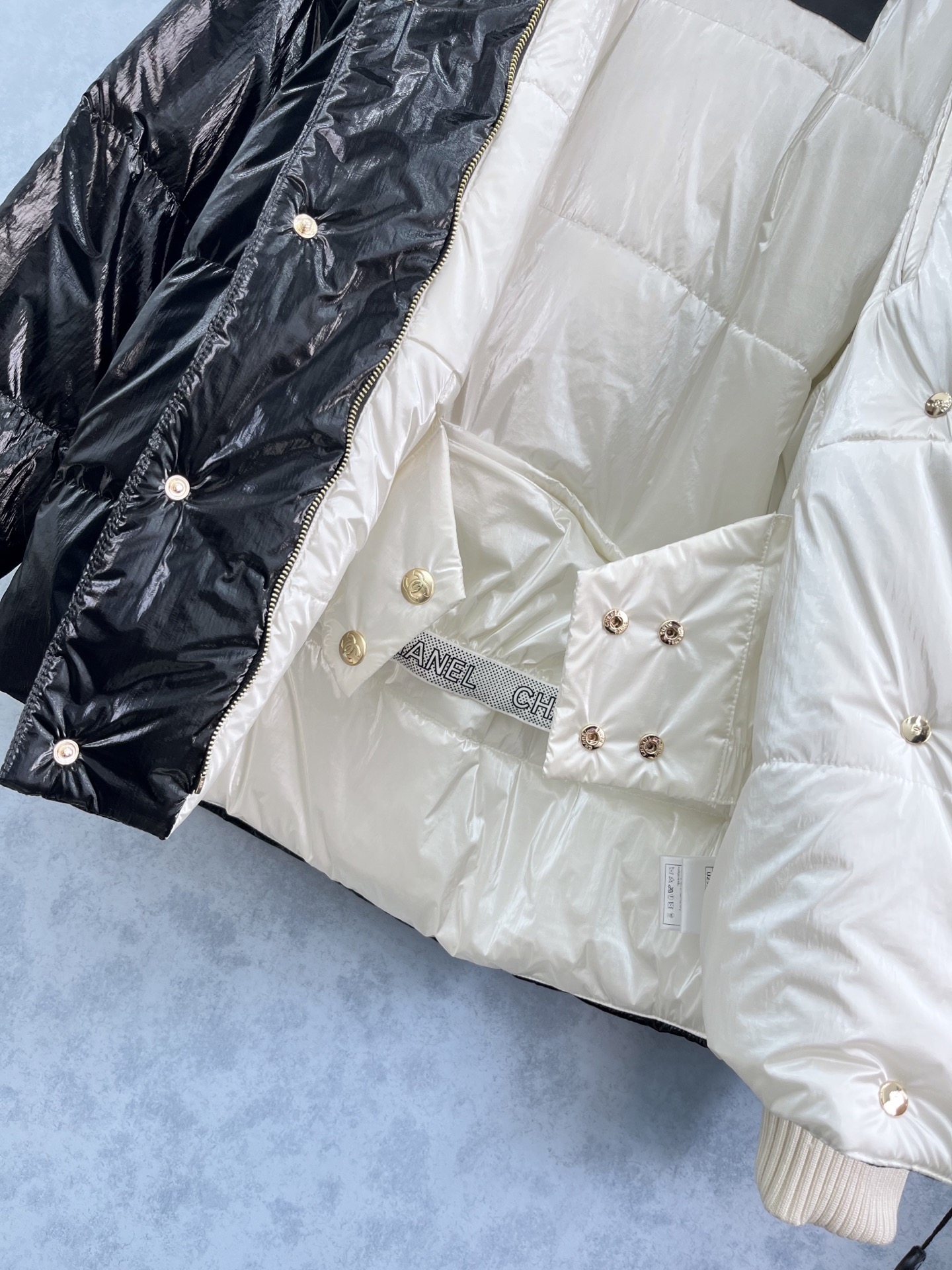 🛒𝐍𝐄𝐖 · 𝟐𝟎𝟐5/爆款现货原单品质 Chan*｜25秋冬新品滑雪🎿系列羽绒服外套 系列款订珠徽章装