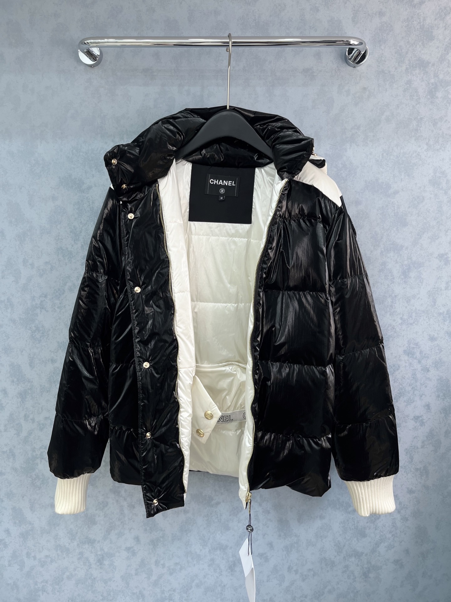 🛒𝐍𝐄𝐖 · 𝟐𝟎𝟐5/爆款现货原单品质 Chan*｜25秋冬新品滑雪🎿系列羽绒服外套 系列款订珠徽章装