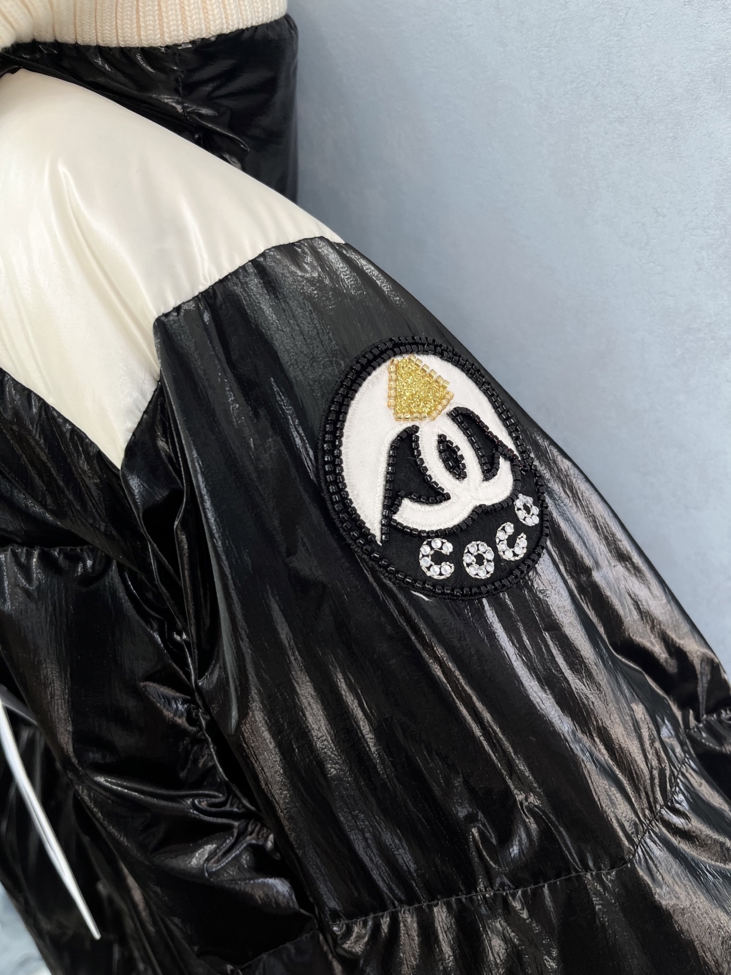 🛒𝐍𝐄𝐖 · 𝟐𝟎𝟐5/爆款现货原单品质 Chan*｜25秋冬新品滑雪🎿系列羽绒服外套 系列款订珠徽章装