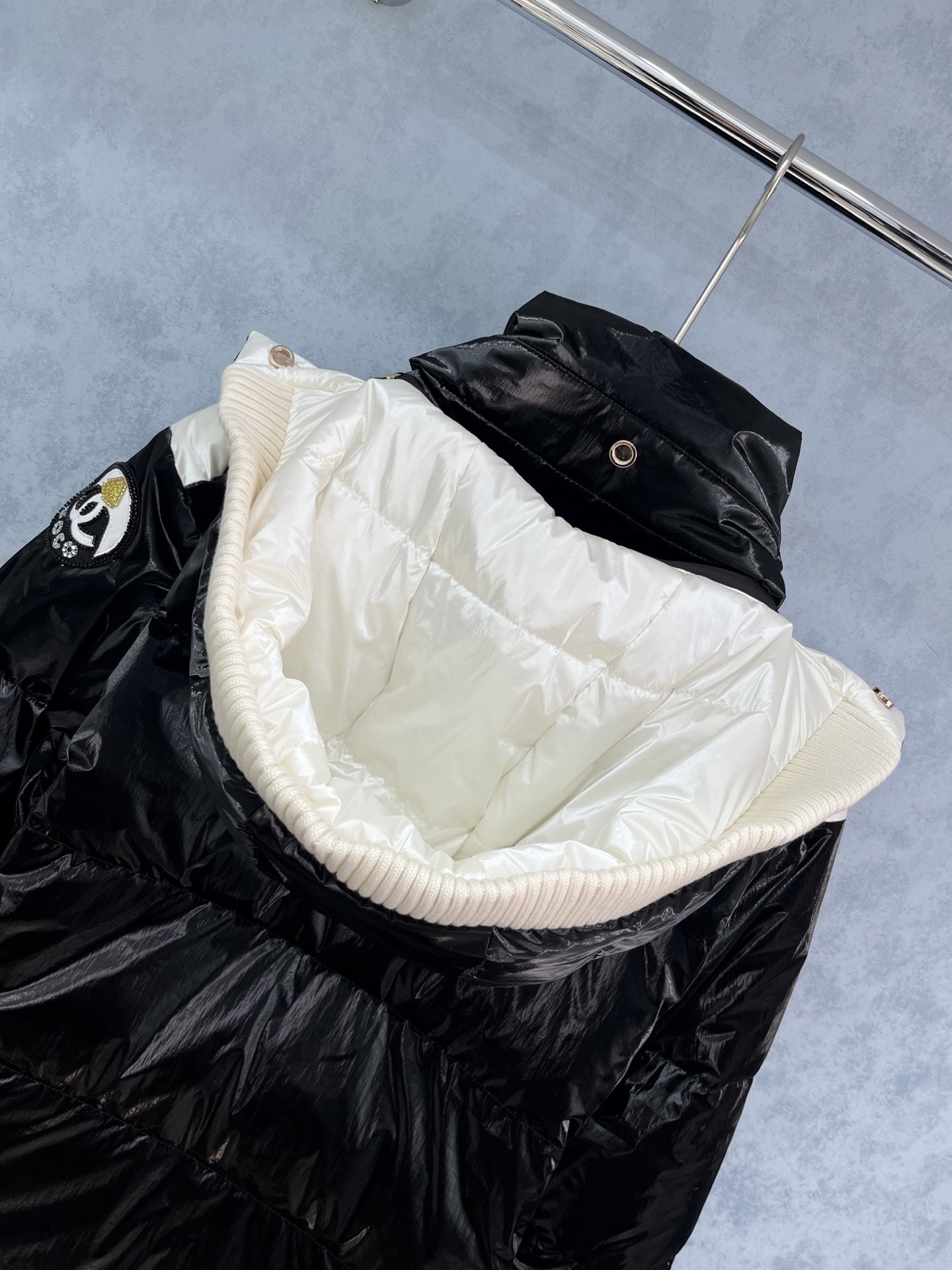 🛒𝐍𝐄𝐖 · 𝟐𝟎𝟐5/爆款现货原单品质 Chan*｜25秋冬新品滑雪🎿系列羽绒服外套 系列款订珠徽章装