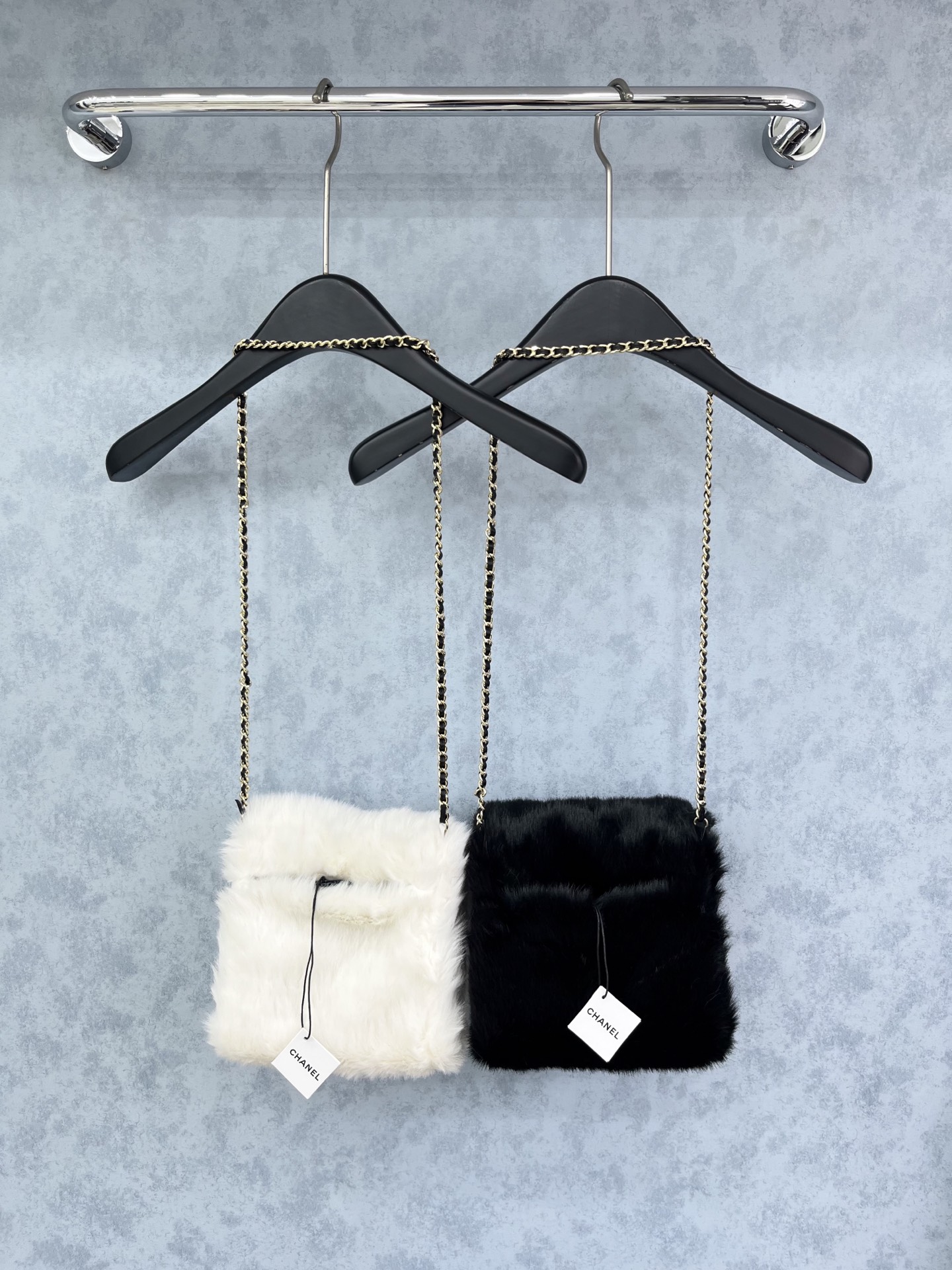 🛒𝐍𝐄𝐖 · 𝟐𝟎𝟐5/爆款现货原单品质 Chan*｜25秋冬新品暖手包黑白凝萃百年优雅，柔暖质感包裹冬