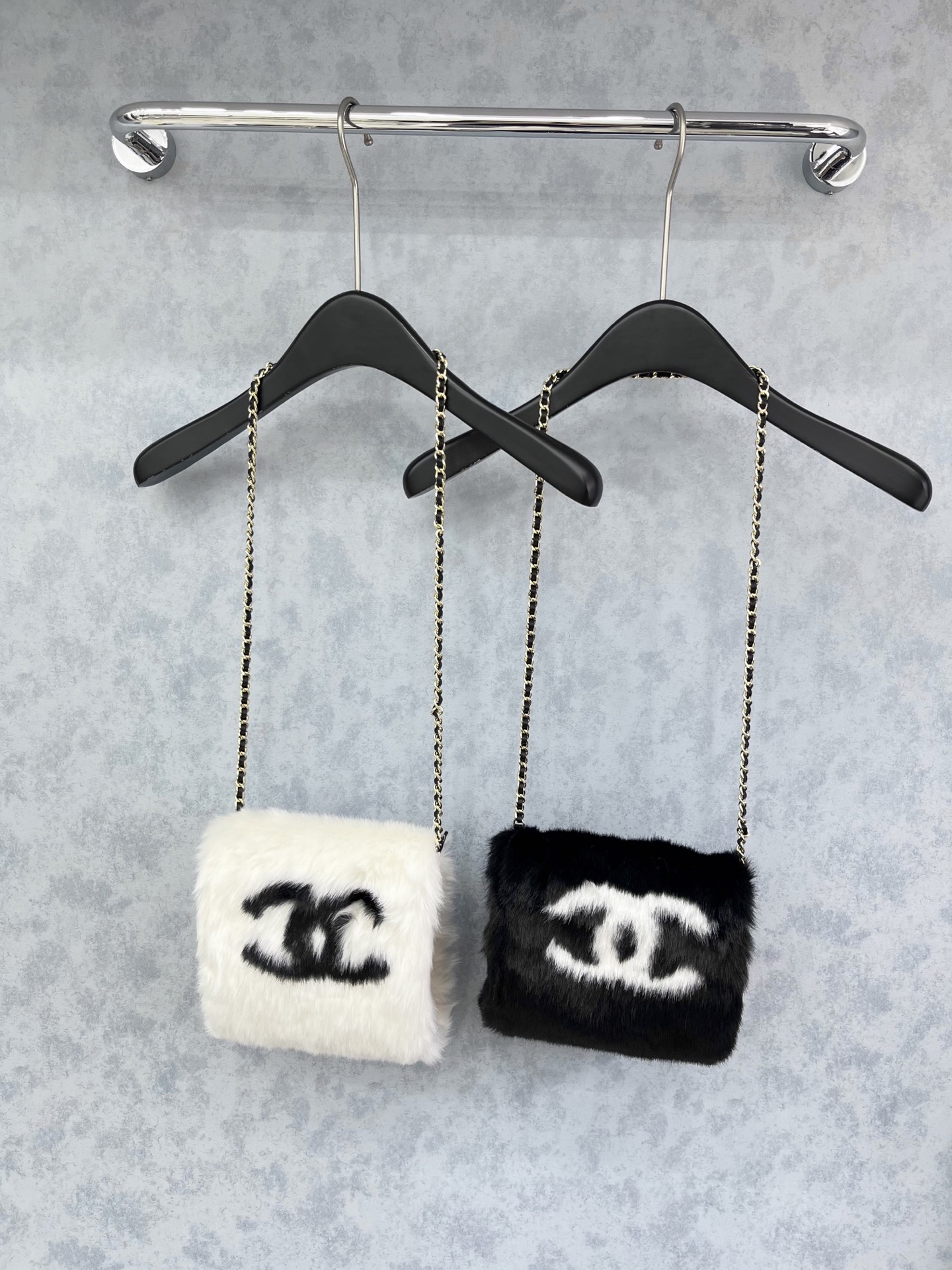 🛒𝐍𝐄𝐖 · 𝟐𝟎𝟐5/爆款现货原单品质 Chan*｜25秋冬新品暖手包黑白凝萃百年优雅，柔暖质感包裹冬