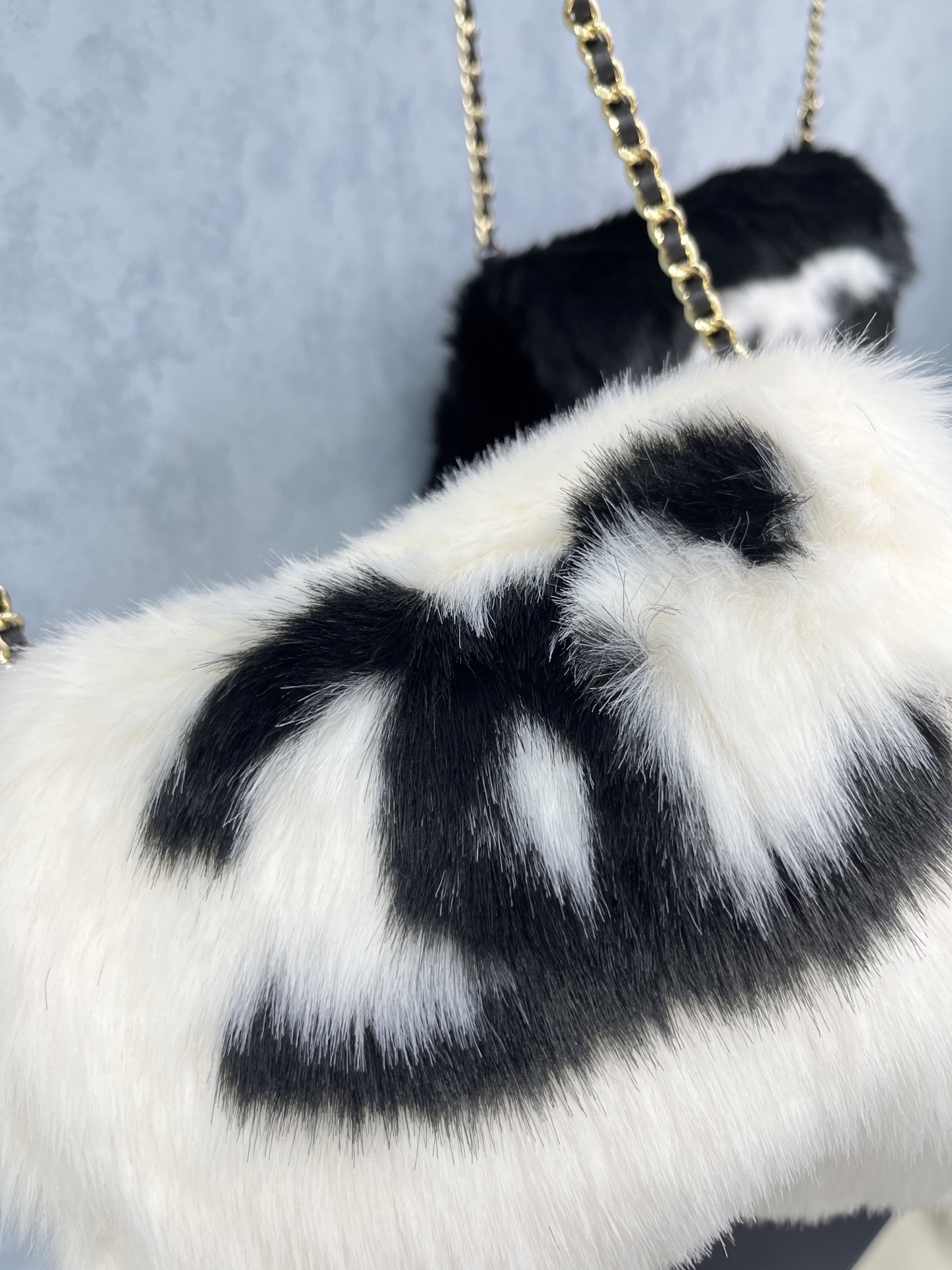 🛒𝐍𝐄𝐖 · 𝟐𝟎𝟐5/爆款现货原单品质 Chan*｜25秋冬新品暖手包黑白凝萃百年优雅，柔暖质感包裹冬