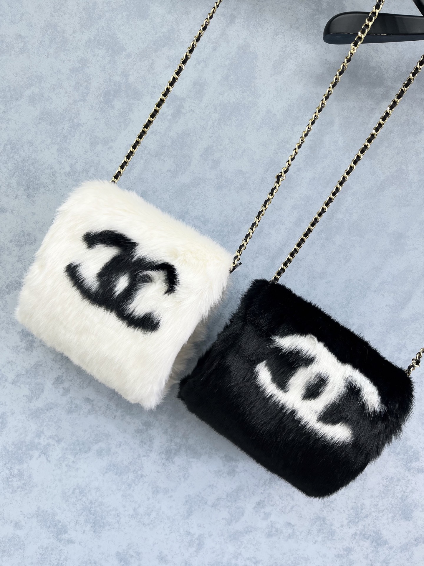 🛒𝐍𝐄𝐖 · 𝟐𝟎𝟐5/爆款现货原单品质 Chan*｜25秋冬新品暖手包黑白凝萃百年优雅，柔暖质感包裹冬